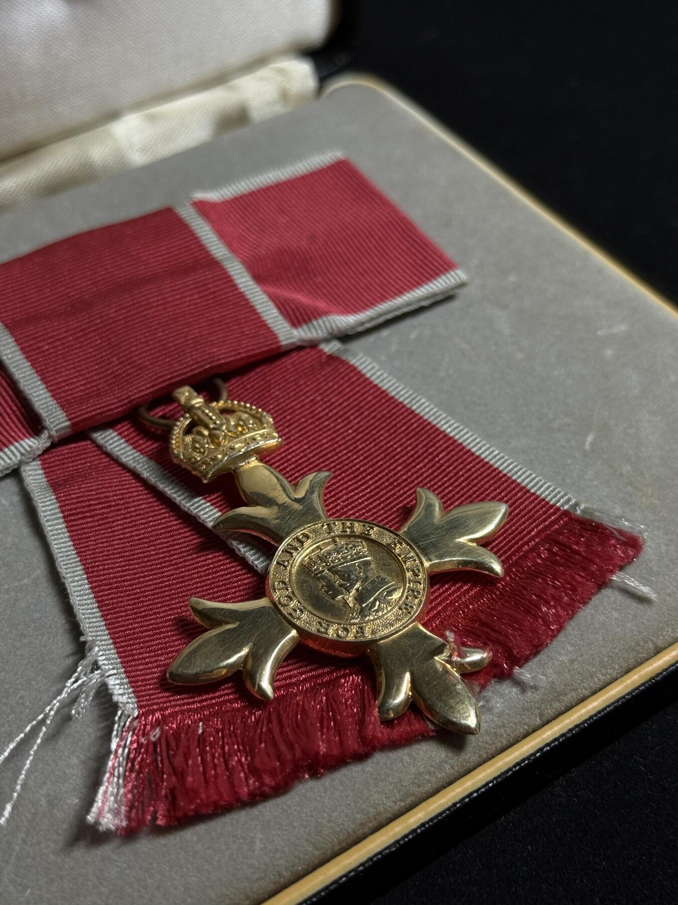 欢庆元旦！戎马世界章牌大赏第109期元旦大拍 英国军官级大英帝国勋章，女版，银制，带盒