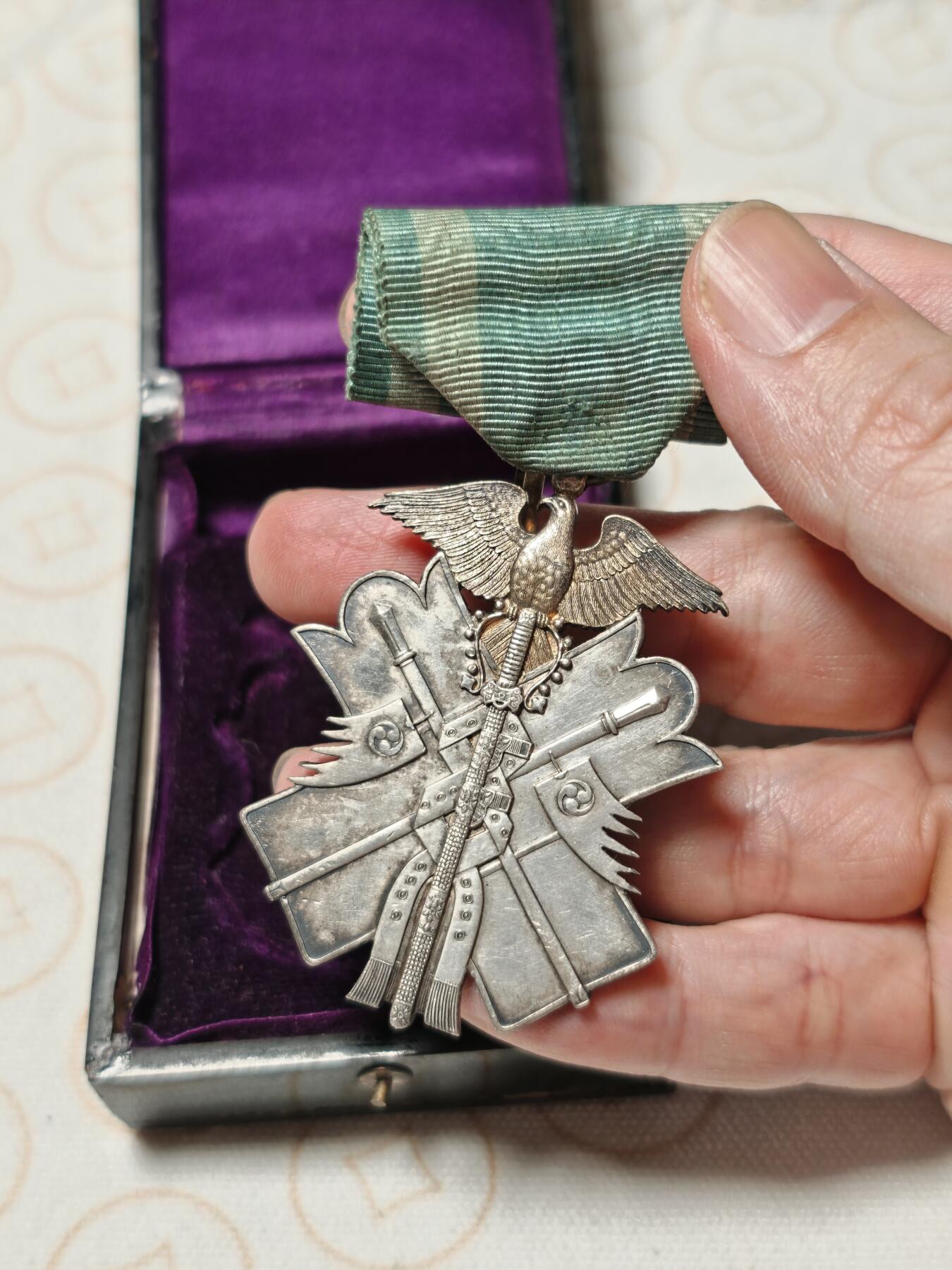 抚柳草堂-第二期章牌钱币 奖章勋章限时免佣 满百包邮 放漏专场 七鸟 勋七级金鵄勋章 银质30.2g 原盒有点轻微变形