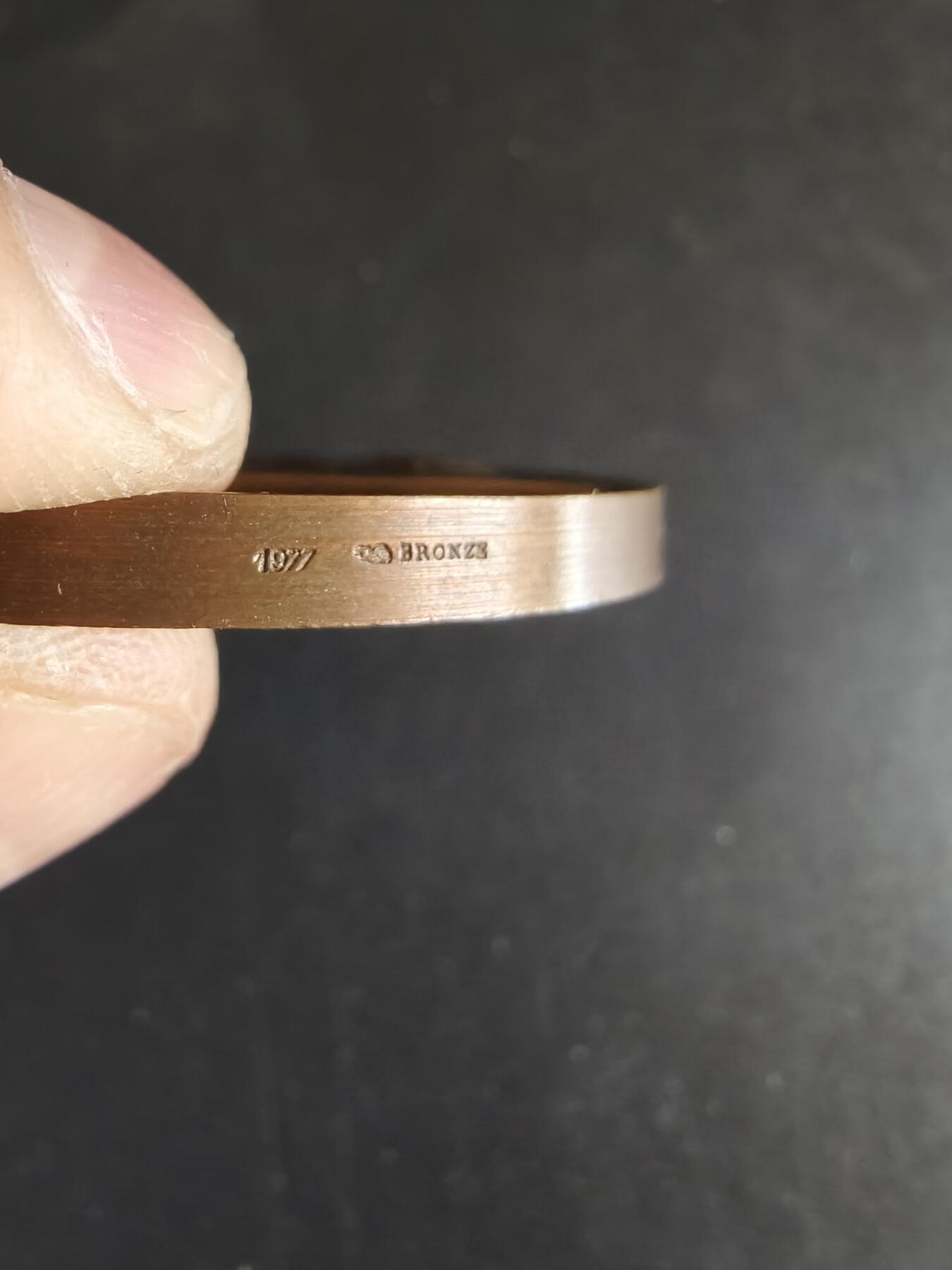 老王徽章第170期 法国拿破仑1798年埃及金字塔战役大铜章      背面刻有拿破仑的名言（“前进，记住从这些纪念碑顶上，四十个世纪在注视着你们”）      直径58mm     重量88.7g