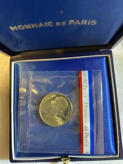 ❤️【币观天下】❤️ 第335期钱币拍卖- 2025.12.19周五晚上6点半场-长期征集拍品 - 1980年法国10生丁加厚铜镍币原厂带盒子 稀少