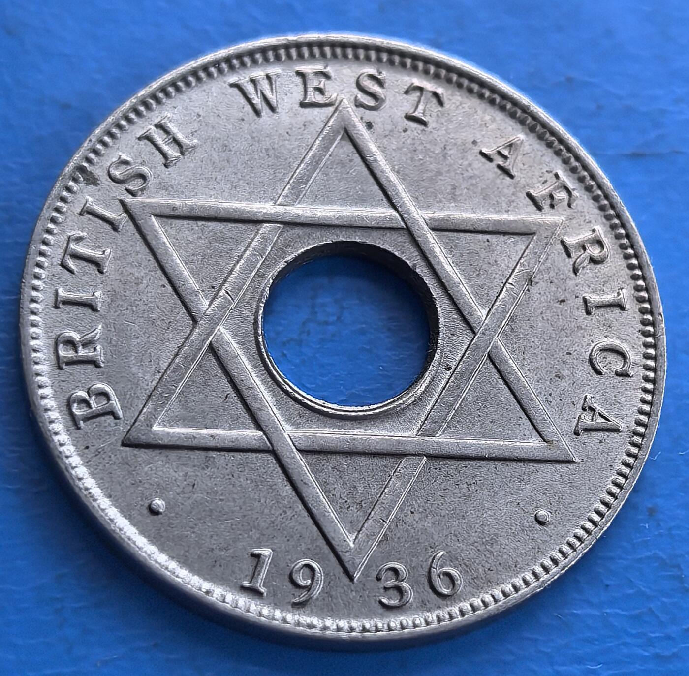 外国优质老铜币高银银币，周六九点倒数截拍，满百包邮，持续收拍 极美品英属西非 1936 年爱德华八世半便士H版，正面有皇冠、“ONE HALFPENNY” 及爱德华八世头衔铭文，含阿拉伯文，见证殖民与多元文化；背面是交织等边三角形（所罗门之印），环绕 “BRITISH WEST AFRICA 1936” 。圆孔设计方便当地居民串挂，且是爱德华八世短暂统治期发行的少数硬币之一，对研究英殖民史、西非货币文化意义重大，承载特殊历史记忆 。