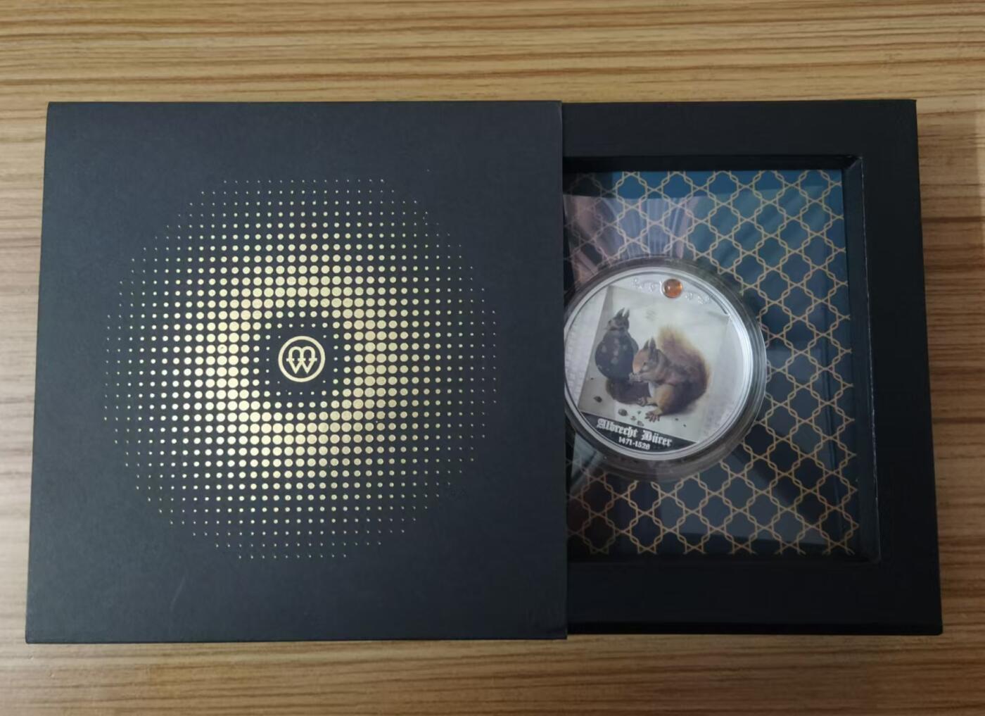 ❤️【币观天下】❤️ 第335期钱币拍卖- 2025.12.19周五晚上6点半场-长期征集拍品 喀麦隆2021年，丢勒杰出名画-《花栗鼠》，加大(直径达50mm)、镶嵌琥珀、激光镭射磨砂、彩色精制银币. 盒证全. 实物超漂亮. 原价185美元