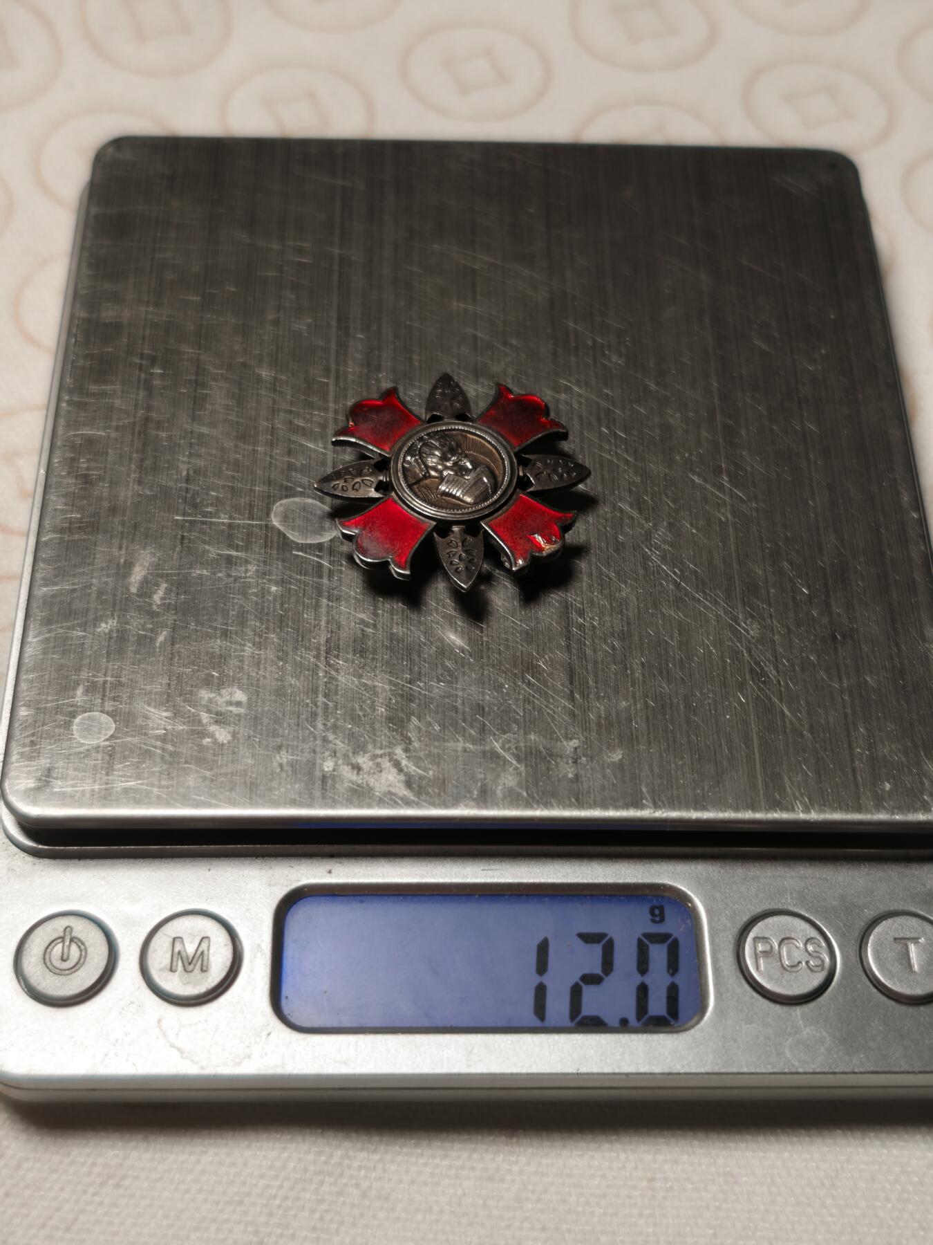 抚柳草堂-第二期章牌钱币 奖章勋章限时免佣 满百包邮 放漏专场 军人伤疫记章 桐木原盒银质12g红色珐琅中间12位置有磕碰 工艺不错中间人像是神武天皇