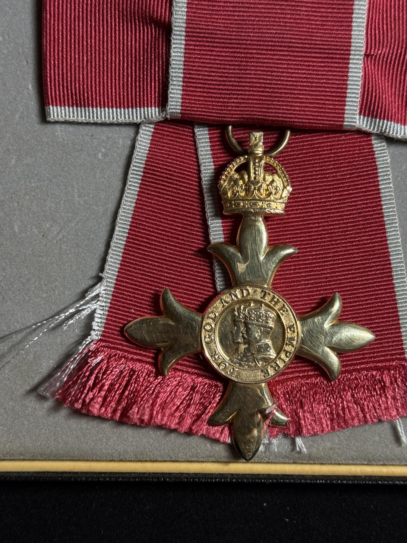 欢庆元旦！戎马世界章牌大赏第109期元旦大拍 英国军官级大英帝国勋章，女版，银制，带盒