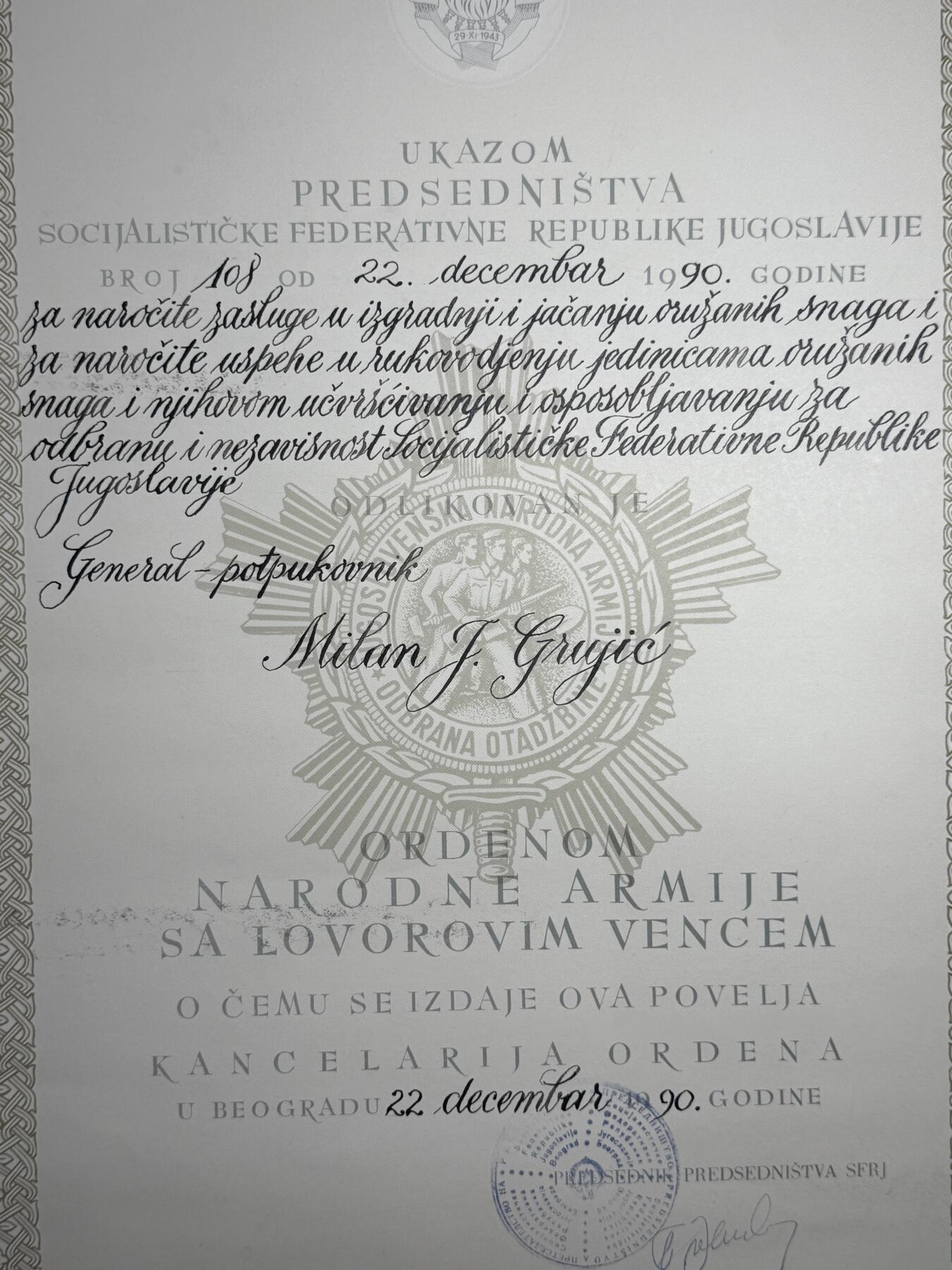 欢庆元旦！戎马世界章牌大赏第109期元旦大拍 南斯拉夫一级人民军勋章大证书，解体前夕授予中将Milan J. Gruji，非常少见，一级人民军仅颁发500多枚（该证书即为那五百分之一）授予事迹“ 因在南斯拉夫武装力量的建设与强化中作出特殊贡献，在指挥武装力量部队方面取得特殊成就，并为保卫南斯拉夫社会主义联邦共和国的主权与独立，完成了部队战力巩固及作战能力培养的重要工作”