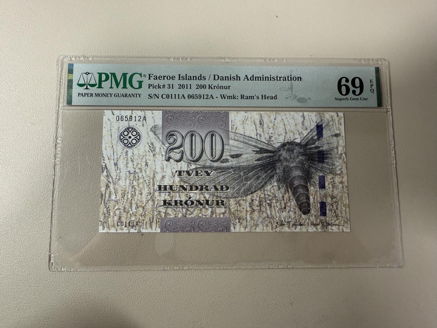 【礼羽收藏】🌏世界钱币拍卖第117期 【C011A065912A】2011年法罗200面值纸币 无47号码 PMG69