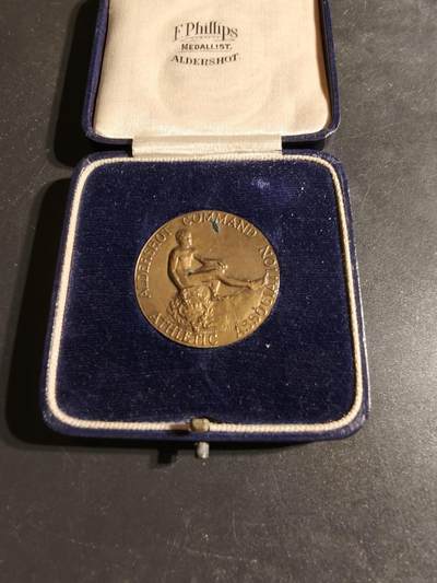 老王徽章第170期 - 英国陆军奥尔德肖特指挥部田径协会大铜章     原盒     直径33mm    重量11.7g