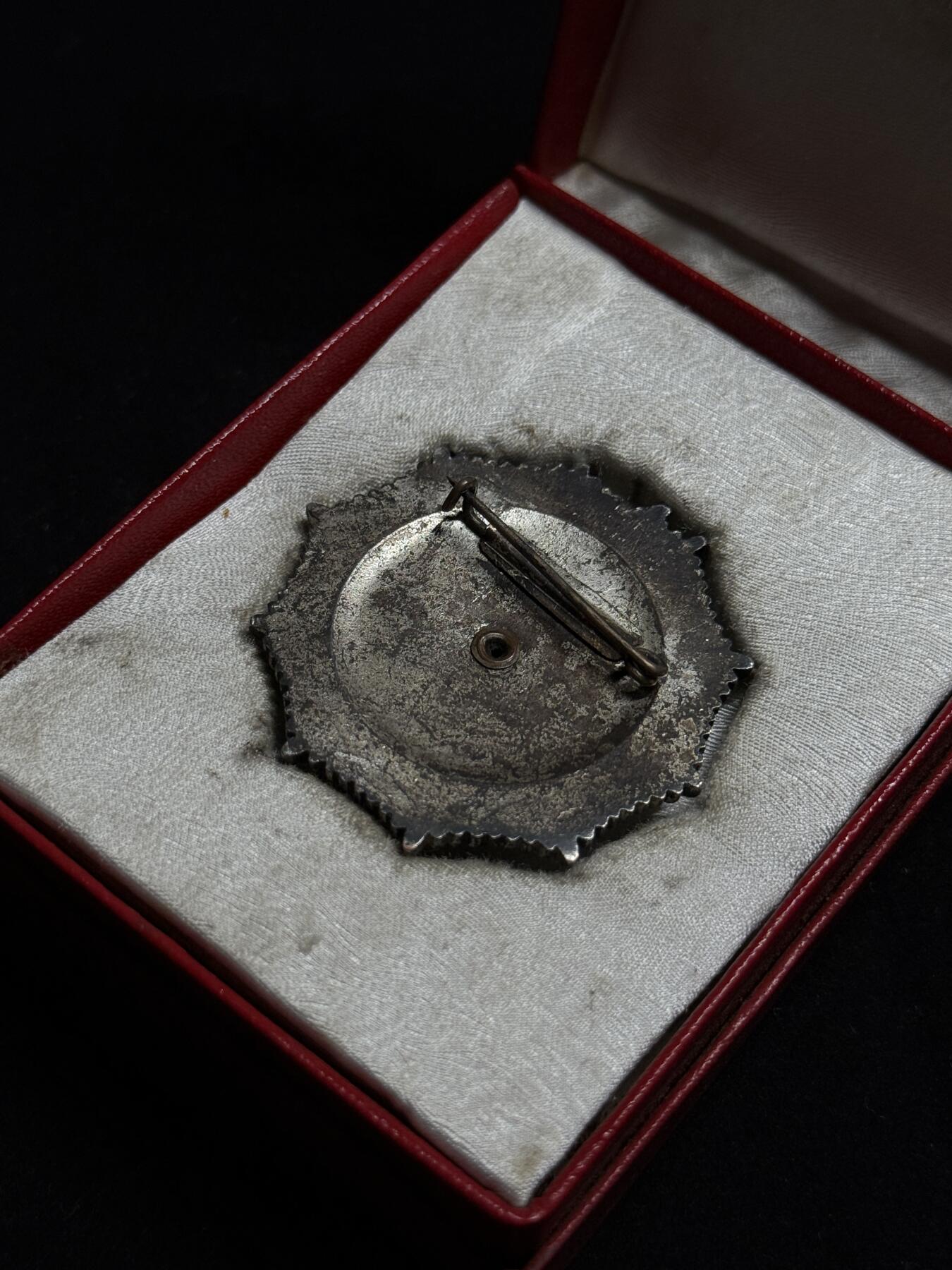 欢庆元旦！戎马世界章牌大赏第109期元旦大拍 阿尔巴尼亚三级劳动勋章，带原盒，原盒少见