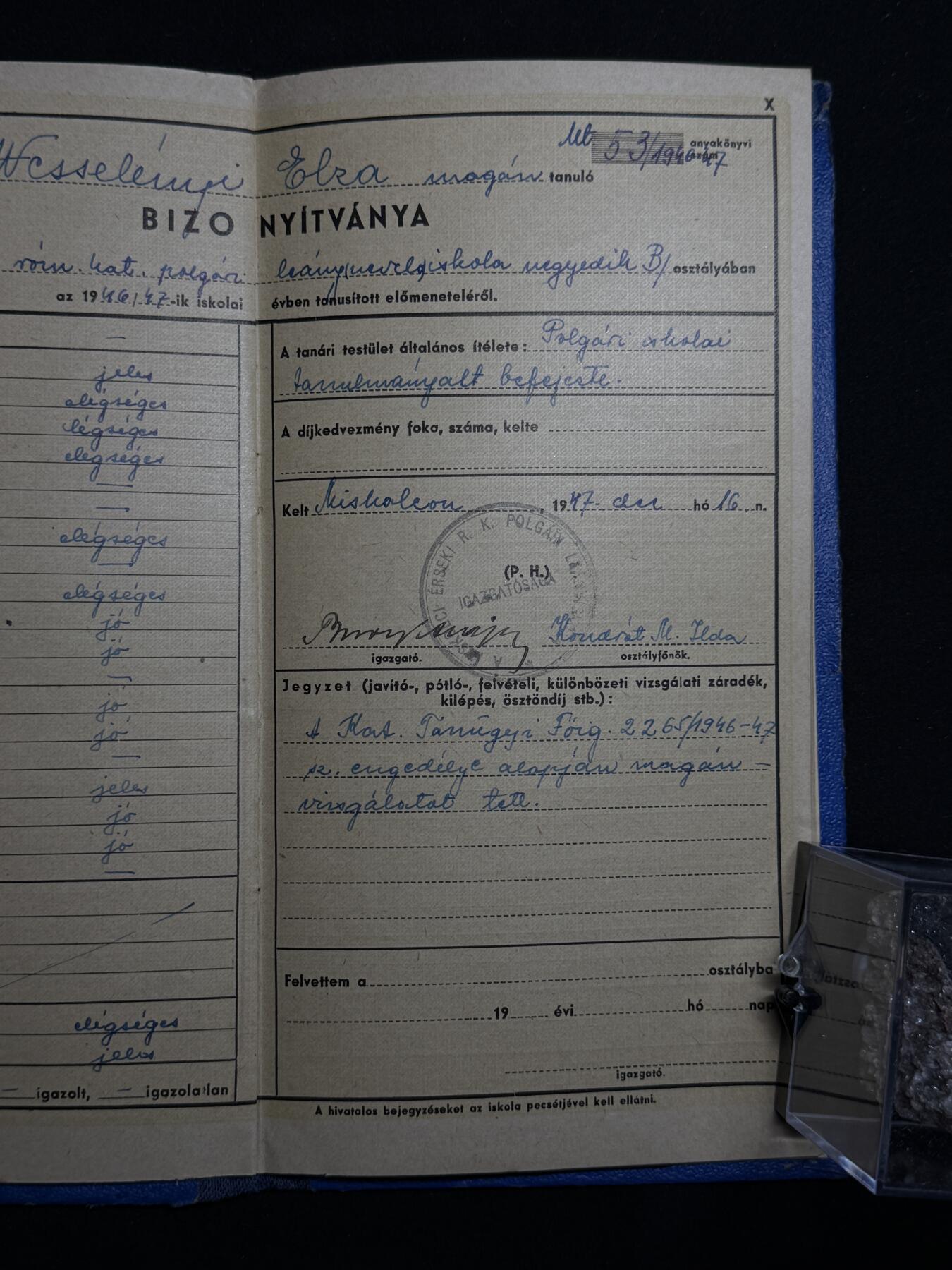 欢庆元旦！戎马世界章牌大赏第109期元旦大拍 匈牙利20世纪中期学生成绩与升学证明册原件，证件持有人为 Veszelémy Elza，就读于米什科尔茨女子学校（Miskolci leányiskola）