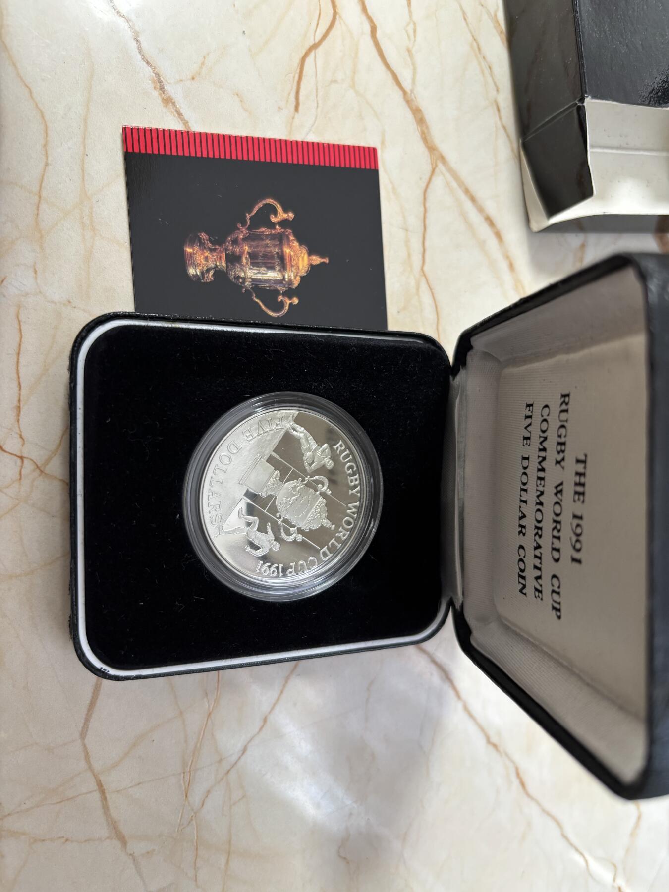 第185期拍卖 新西兰1991年世界杯纪念银币原盒证书，925银，27.22克，发行15000枚，盒子有脱皮，【银价364】