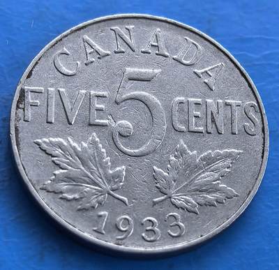 外国优质老铜币高银银币，周六九点倒数截拍，满百包邮，持续收拍 - 加拿大1933 年5 分，正面为英王乔治五世戴皇冠、着朝服的侧面像，环绕拉丁文 “GEORGIVS V DEI GRA: REX ET IND: IMP” ，彰显英联邦王室权威；背面铸 “CANADA FIVE 5 CENTS”（加拿大 5 分），搭配两片枫叶图案，纪年 “1933” 。它见证加拿大殖民历史与货币文化，经典设计及独特铭文，对研究英联邦货币关联、加拿大历史意义重大，是兼具历史与收藏价