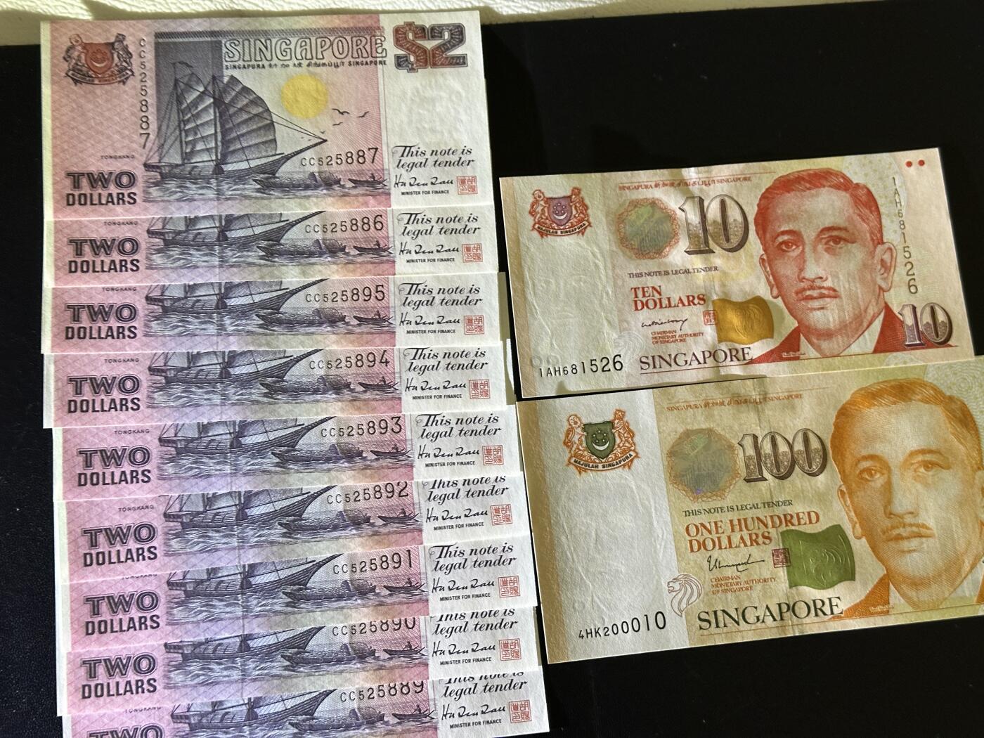 《外钞收藏家》第五百九十五期（优品场）（本平台长期征集拍品、欢迎藏友们联系合作） 新加坡船版2元 9连号（轻微潮点）+人像纸币版10元（有潮斑）+100元全新靓号 一起