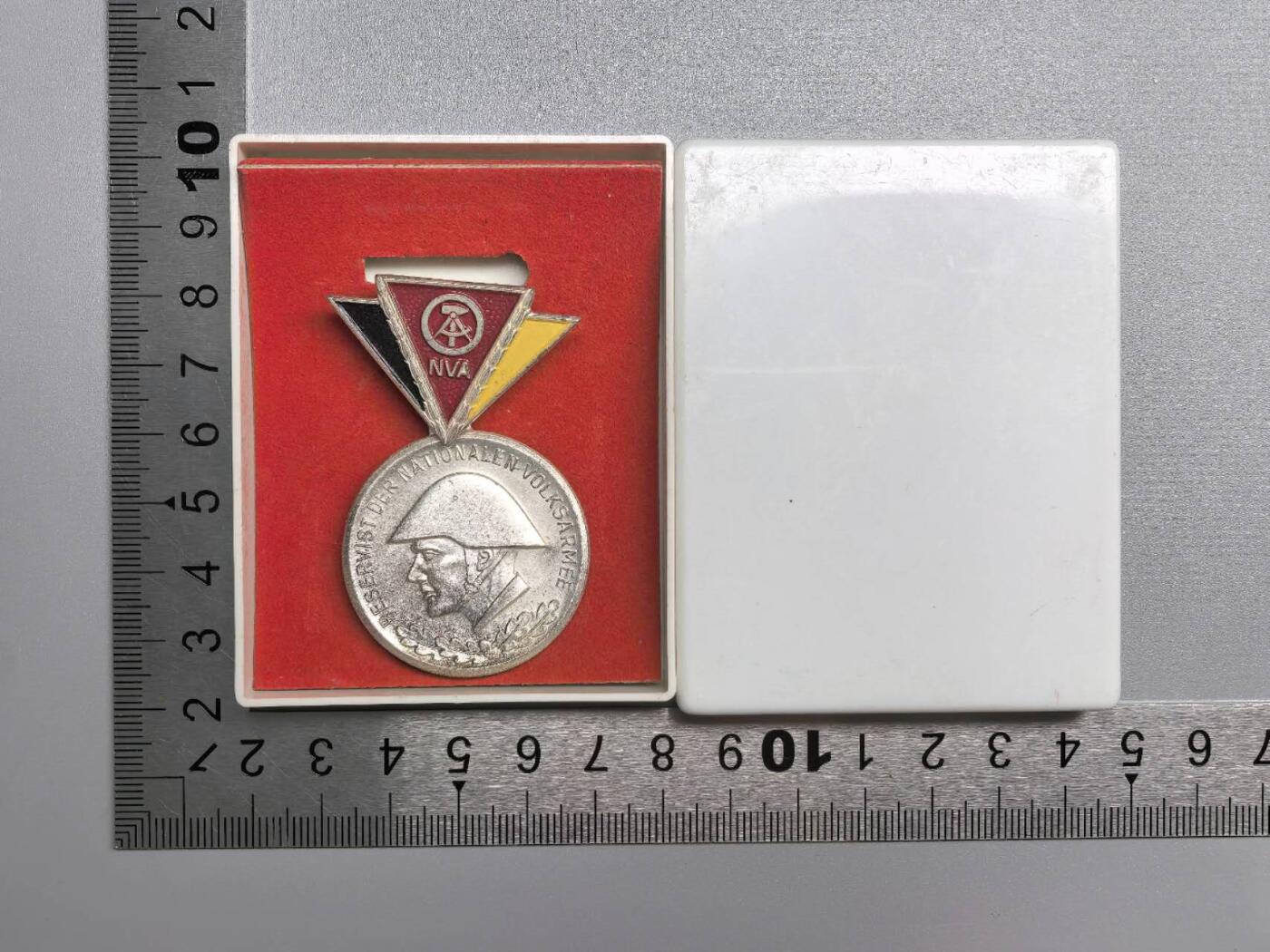 小驴勋章奖章收藏12月20日周六晚六点拍卖（珍爱和平，收藏战争，铭记历史，勿忘国耻，忠党爱国。有偿代拍，送拍规则在简介最后，参拍须阅读规则后再参拍，关系到运费包装发货时效真假辨别等关键信息，拍卖时不再发原图，看大图店主微信码在拍卖店铺介绍里）