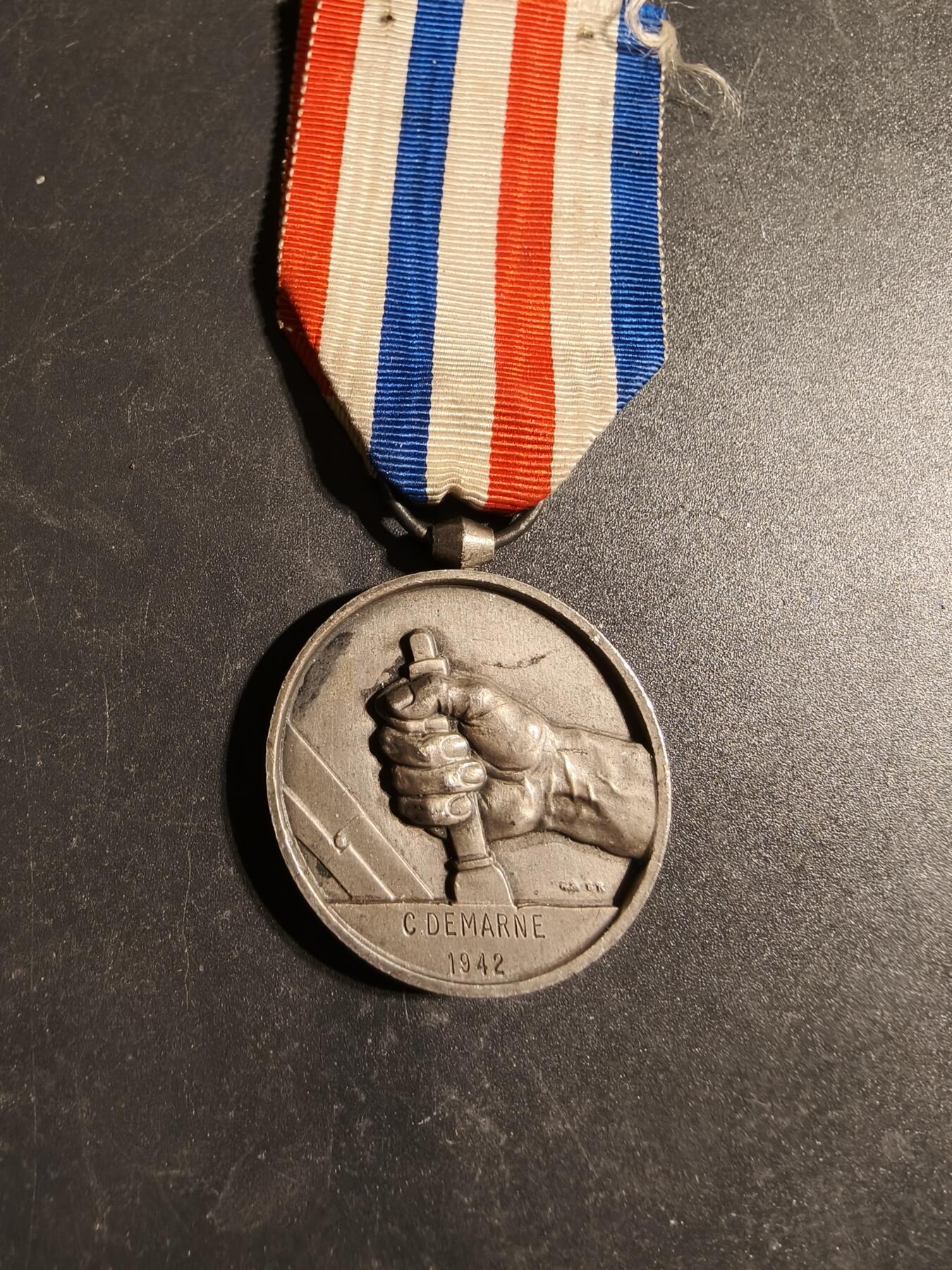 老王徽章第170期 法国银级铁路服务奖章     维希版1942年实发