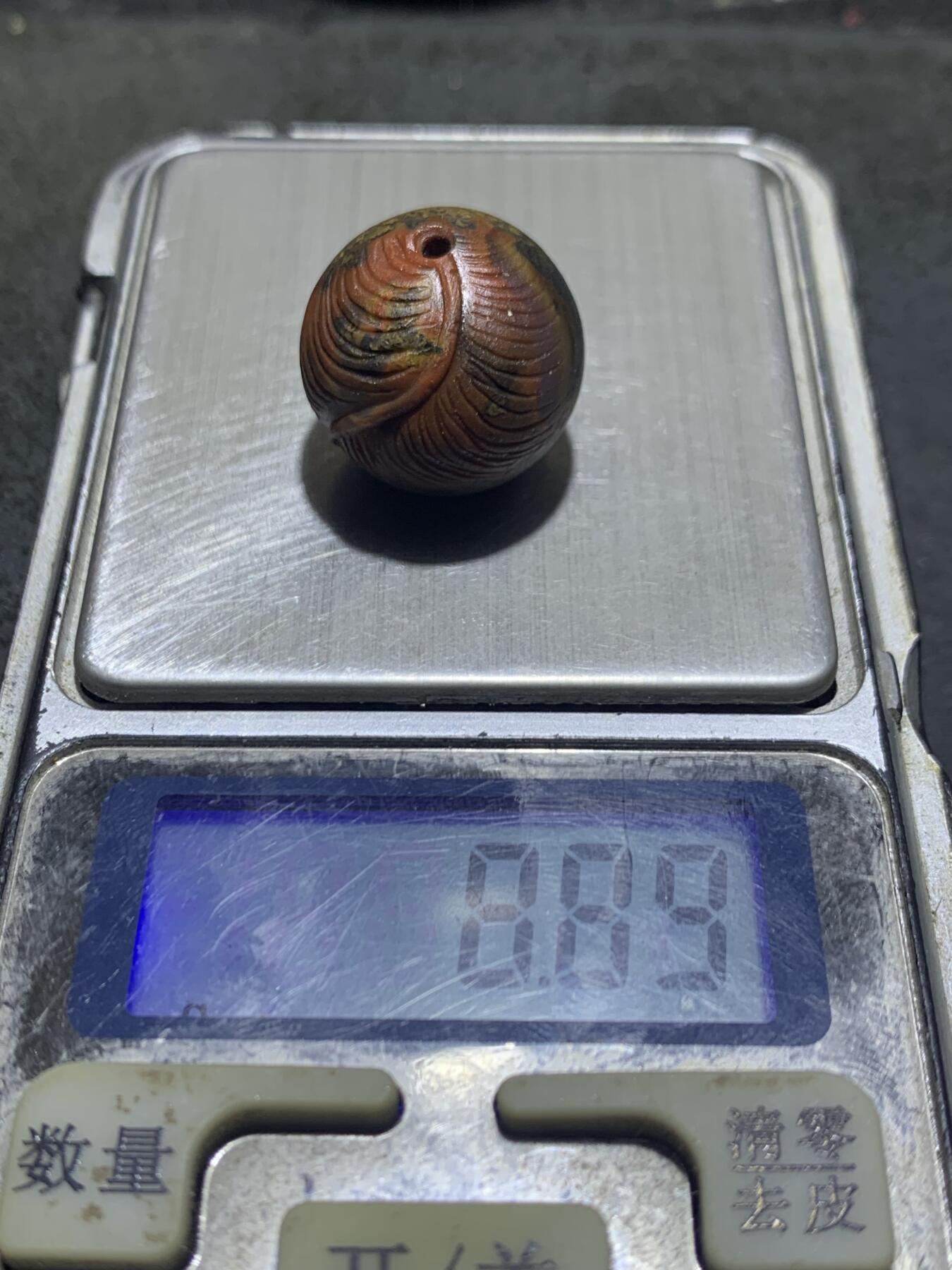 精美亚光草花纹战国红玛瑙手工俏色巧雕大叶有成珠一个，