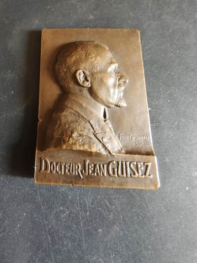 老王徽章第170期 - 法国耳鼻喉科医生让·吉塞方形大铜章     高浮雕     背面描绘了医生的手术场景      尺寸38×54mm     重量79.5g