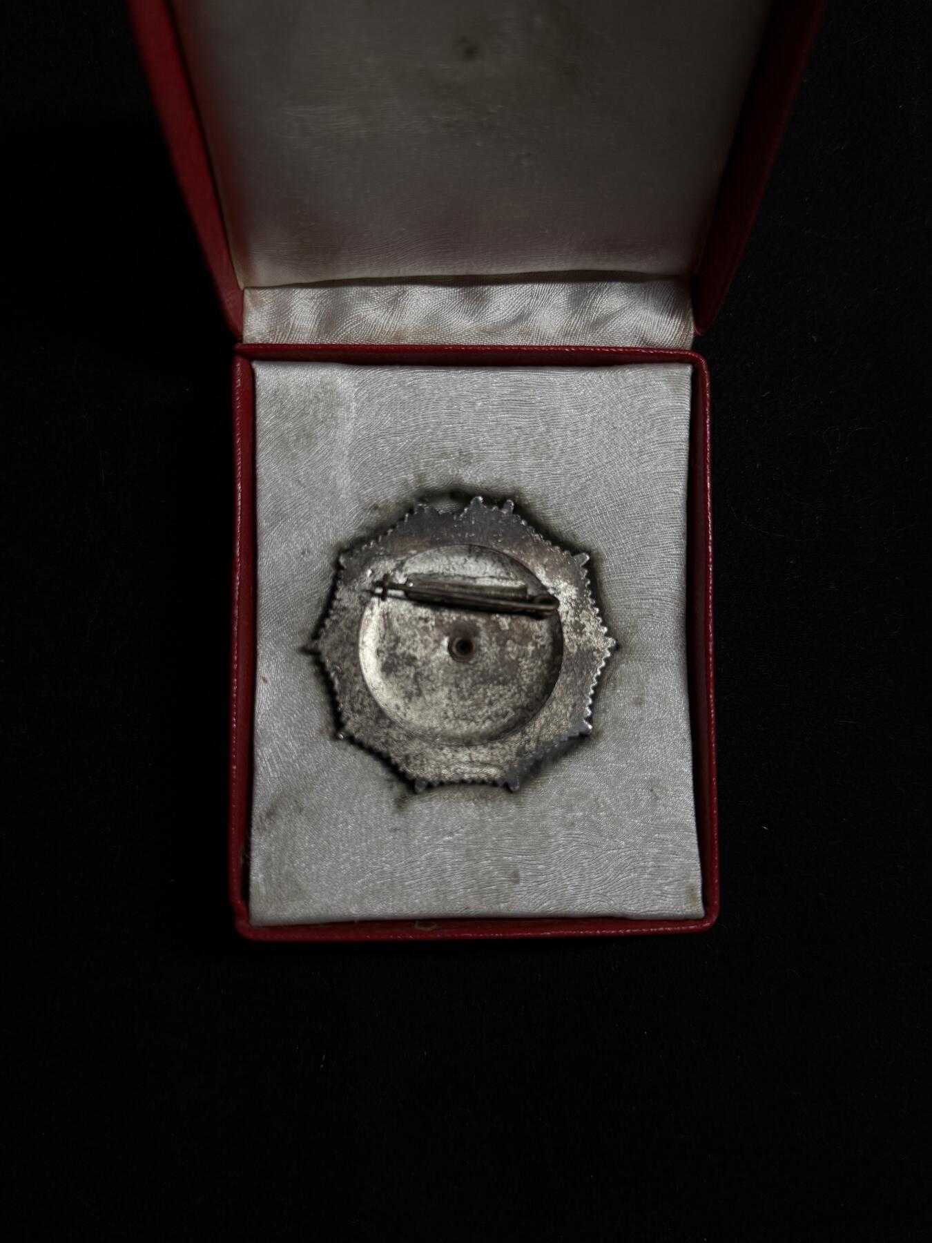 欢庆元旦！戎马世界章牌大赏第109期元旦大拍 阿尔巴尼亚三级劳动勋章，带原盒，原盒少见