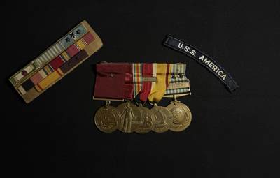 欢庆元旦！戎马世界章牌大赏第109期元旦大拍 - 美国海军联排与勋略布条，得主Jesus Palma曾于1948年起在俄勒冈城级重巡洋舰罗彻斯特号上服役，其服役期间在罗切斯特号上参与了掩护仁川登陆的炮击行动，后转至小鹰级航母美国号上服役