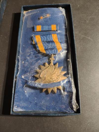 老王徽章第170期 - 美国空中奖章    原盒带略和珐琅略