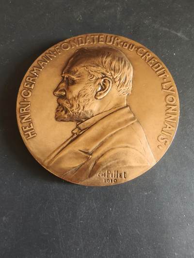 老王徽章第170期 - 法国里昂信贷银行25年服务大铜章     大师皮列名作     直径80mm     重量261.8g      大尺寸版本