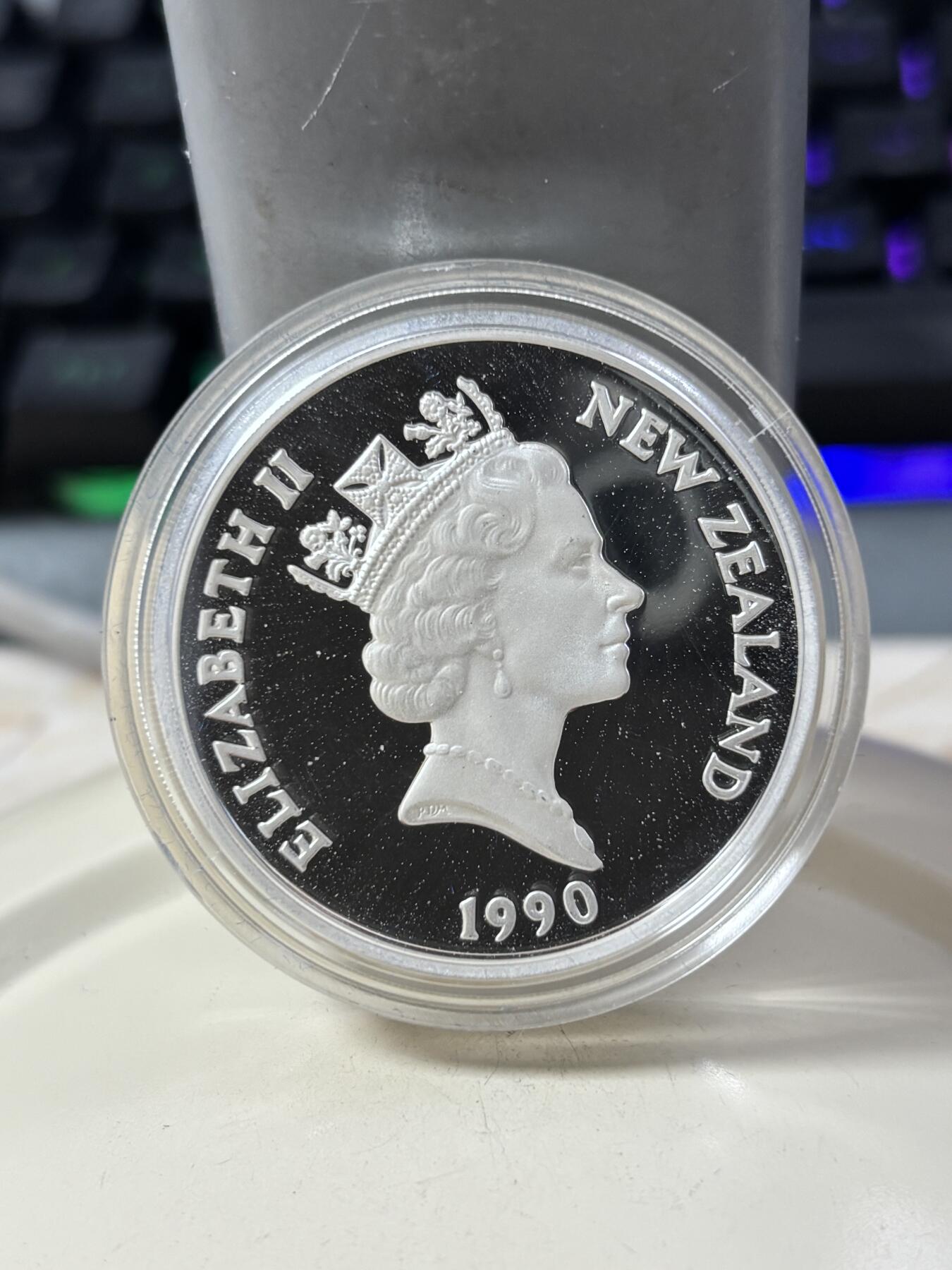 第185期拍卖 新西兰1990年怀唐伊条约签署1元精制纪念银币原盒证书，27.22克，925银.白银价355元