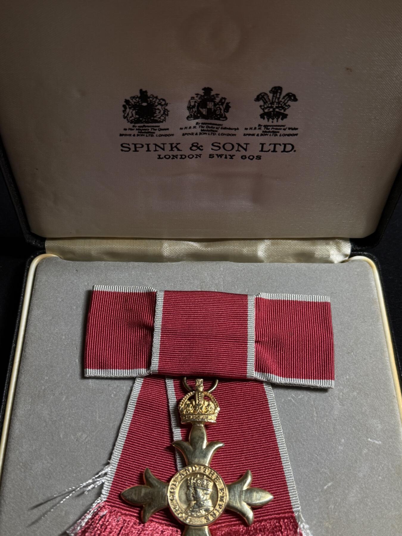 欢庆元旦！戎马世界章牌大赏第109期元旦大拍 英国军官级大英帝国勋章，女版，银制，带盒