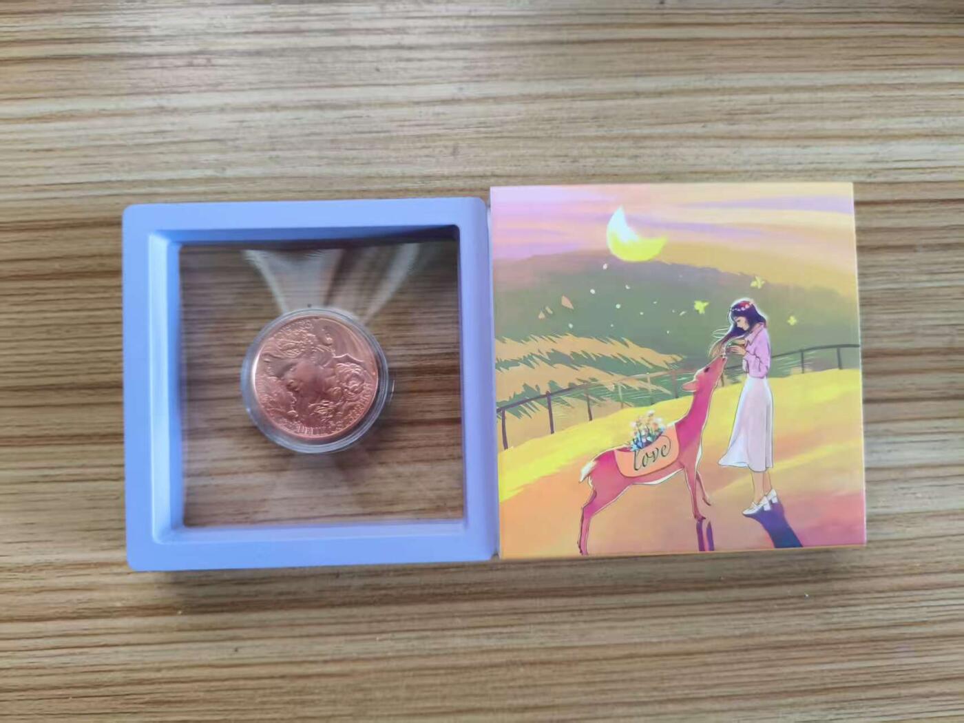 ❤️【币观天下】❤️ 第335期钱币拍卖- 2025.12.19周五晚上6点半场-长期征集拍品 奥地利2024年10欧元，花语系列-(中国国花)牡丹，包装盒齐全. 法定面值10€，紫铜纪念币(原装全新)，中国元素，爱情相思硬币