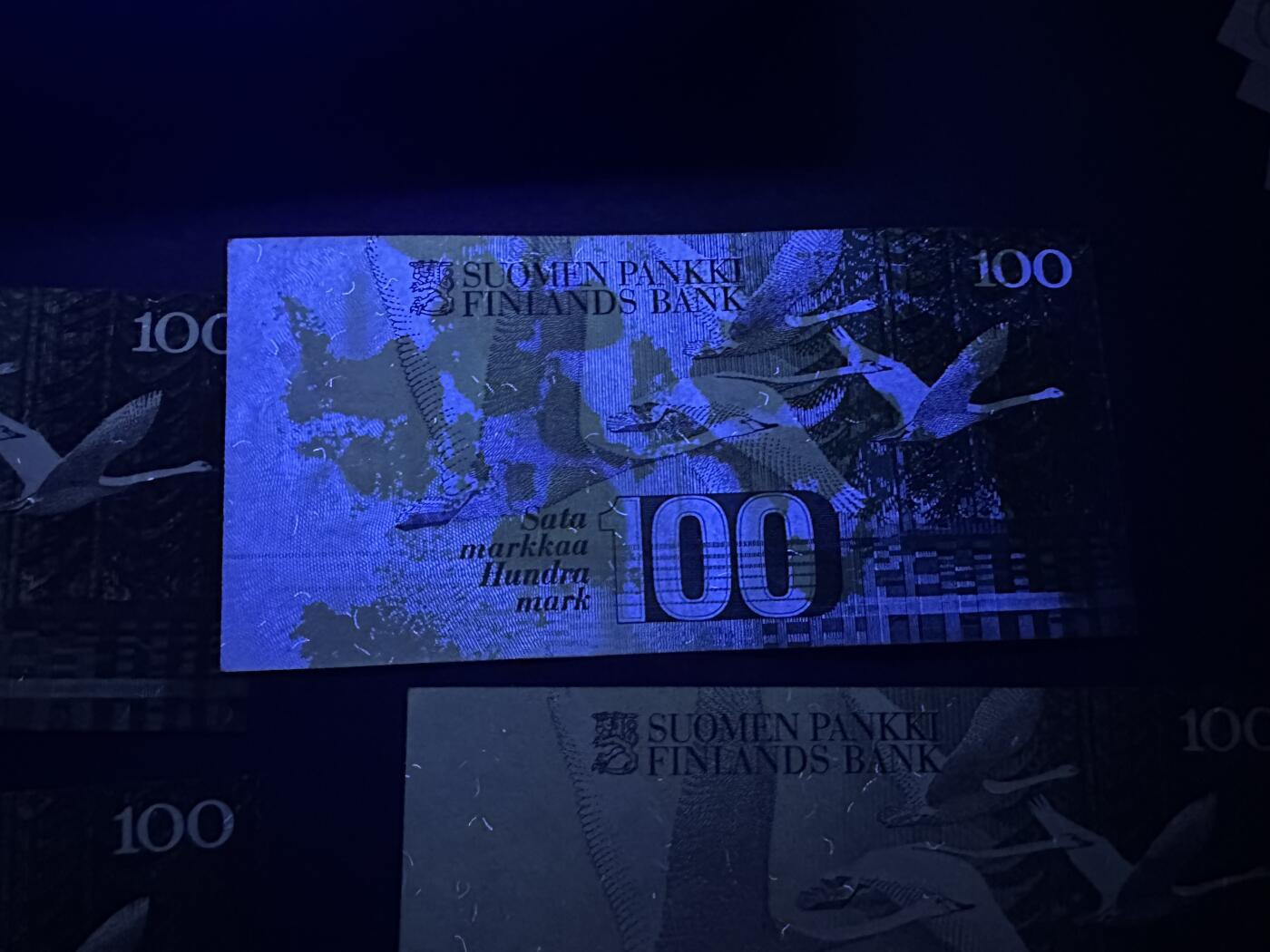 《外钞收藏家》第五百九十五期（优品场）（本平台长期征集拍品、欢迎藏友们联系合作） 芬兰100克朗 五张五个签名一起 2张全新 3张AU