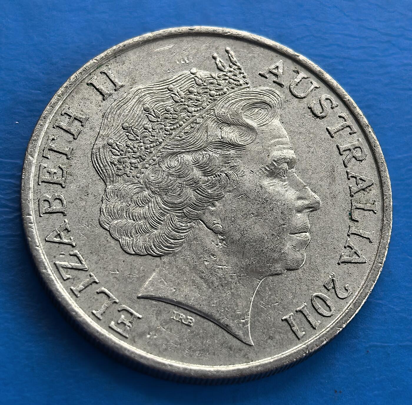 外国优质老铜币高银银币，周六九点倒数截拍，满百包邮，持续收拍 澳大利亚2011年国际妇女节百年纪念币。以重复 “CELEBRATING 100 YEARS” 环绕植物图案，铭记女性奋斗历程，是展现性别平等进程的钱币文化符号 。