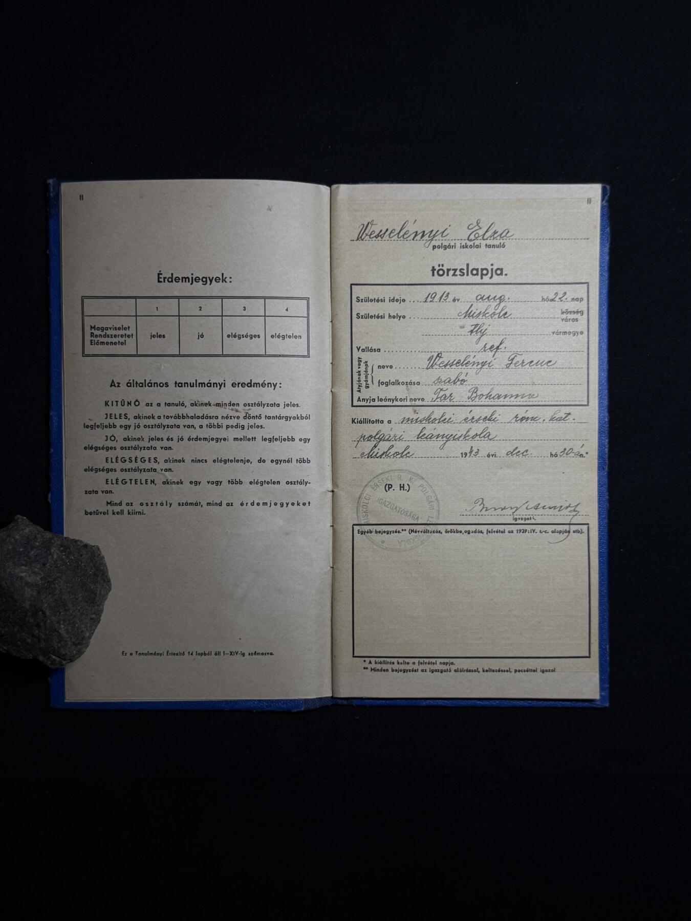 欢庆元旦！戎马世界章牌大赏第109期元旦大拍 匈牙利20世纪中期学生成绩与升学证明册原件，证件持有人为 Veszelémy Elza，就读于米什科尔茨女子学校（Miskolci leányiskola）