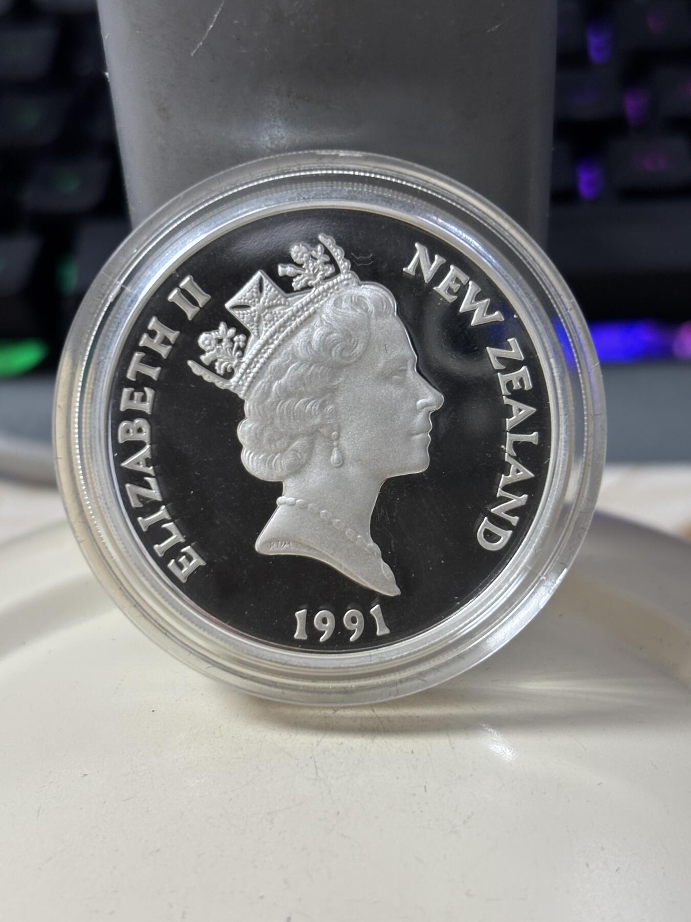 第185期拍卖 新西兰1991年世界杯纪念银币原盒证书，925银，27.22克，发行15000枚，盒子有脱皮，【银价364】