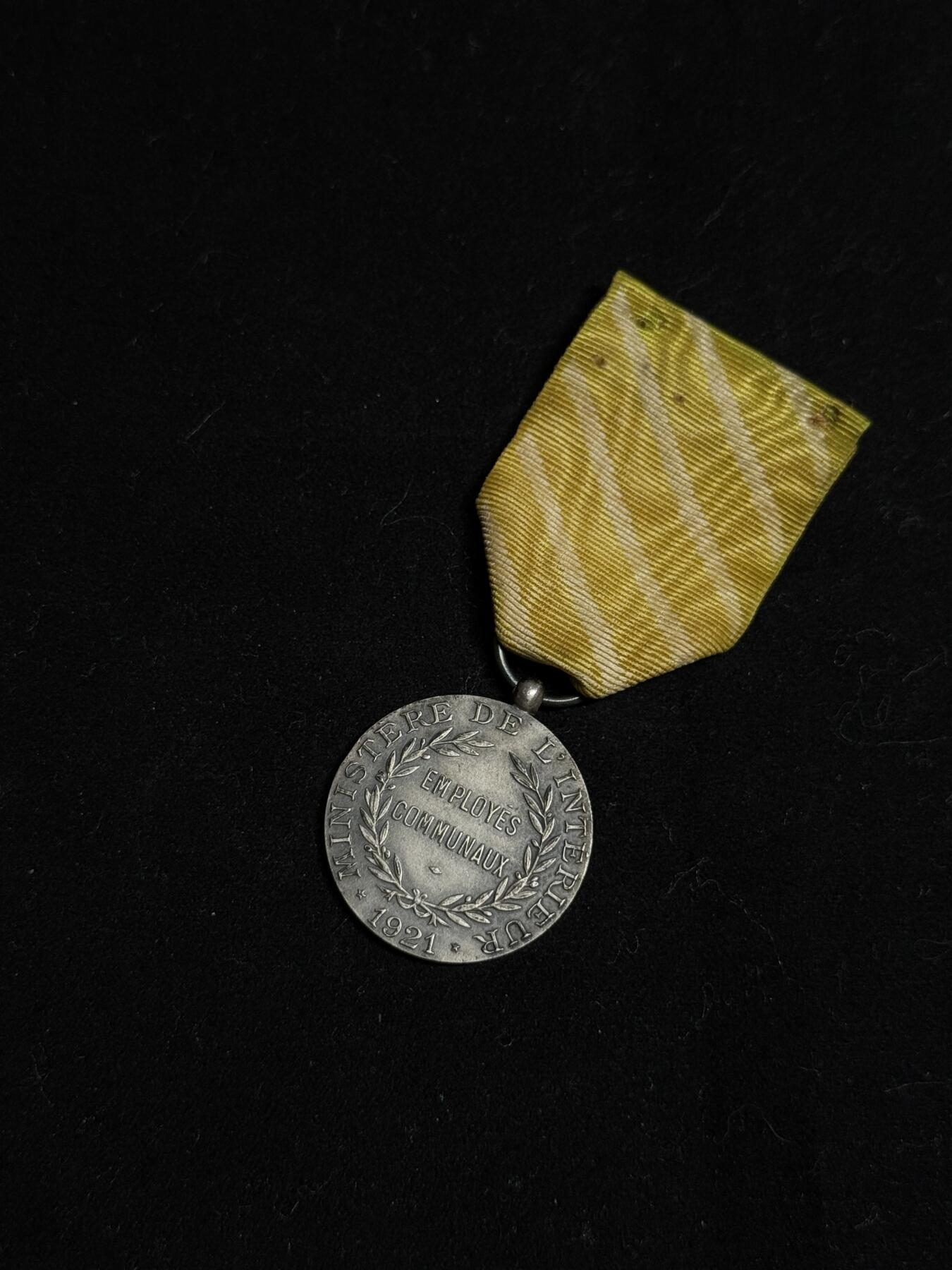 欢庆元旦！戎马世界章牌大赏第109期元旦大拍 法国内政部优秀雇员奖章，银制