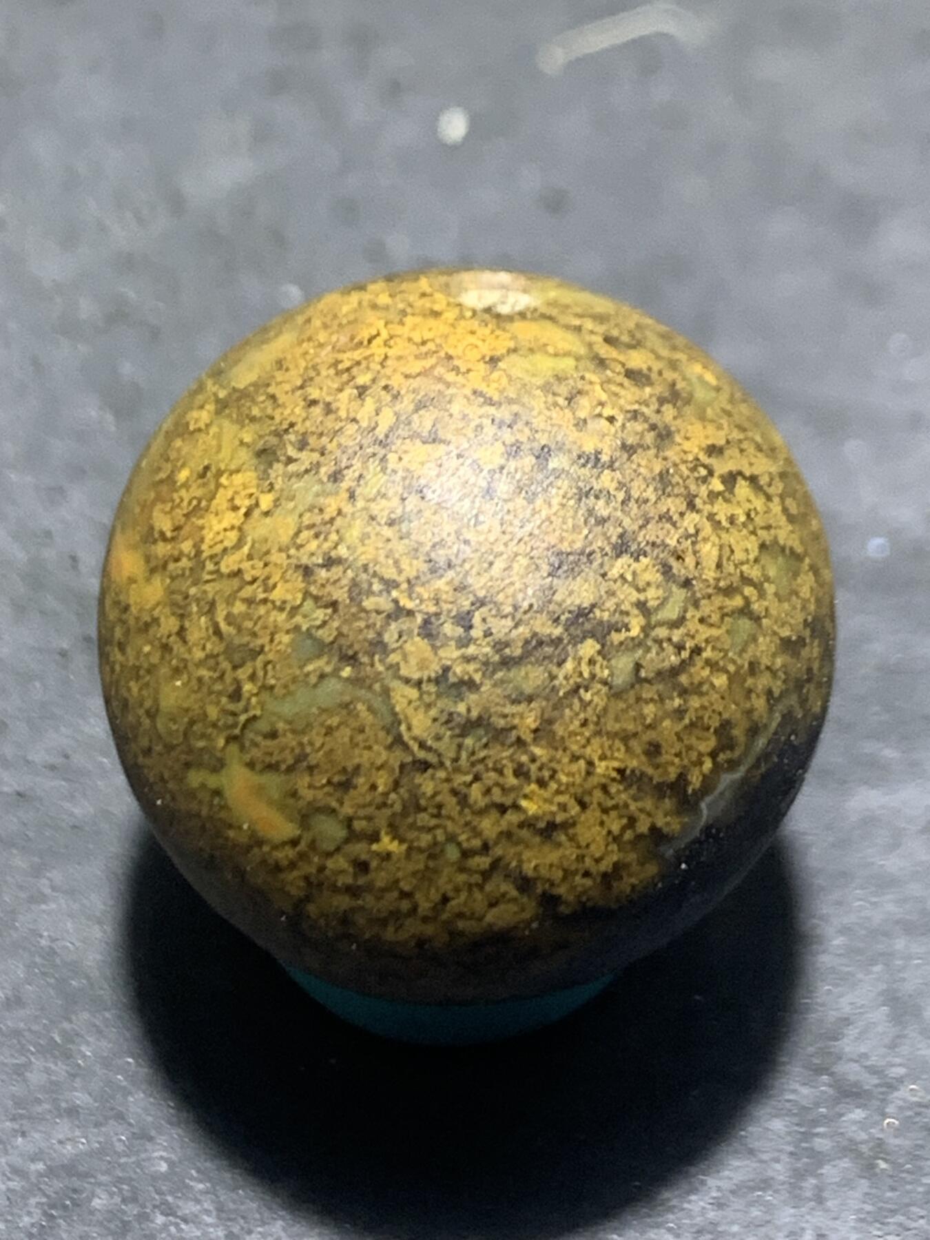 精美亚光草花纹战国红玛瑙手工俏色巧雕大叶有成珠一个，