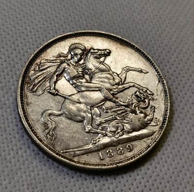 甄臻铺-世界币章拍卖（第44期）精品场拍品征集中，送拍享返佣金等优惠多多 AU英国1889年维多利亚女王高冠马剑银币，女王发丝衣饰清晰，背面马和骑士肌肉硬朗，漂亮的佳品，细节见图