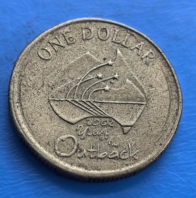 外国优质老铜币高银银币，周六九点倒数截拍，满百包邮，持续收拍 - 澳大利亚2002年澳大利亚内陆年纪念币 。以抽象内陆地形、星点搭配 “2001 Years of the Outback” ，展现澳独特地理风貌，是记录本土自然文化、具纪念意义的钱币 。