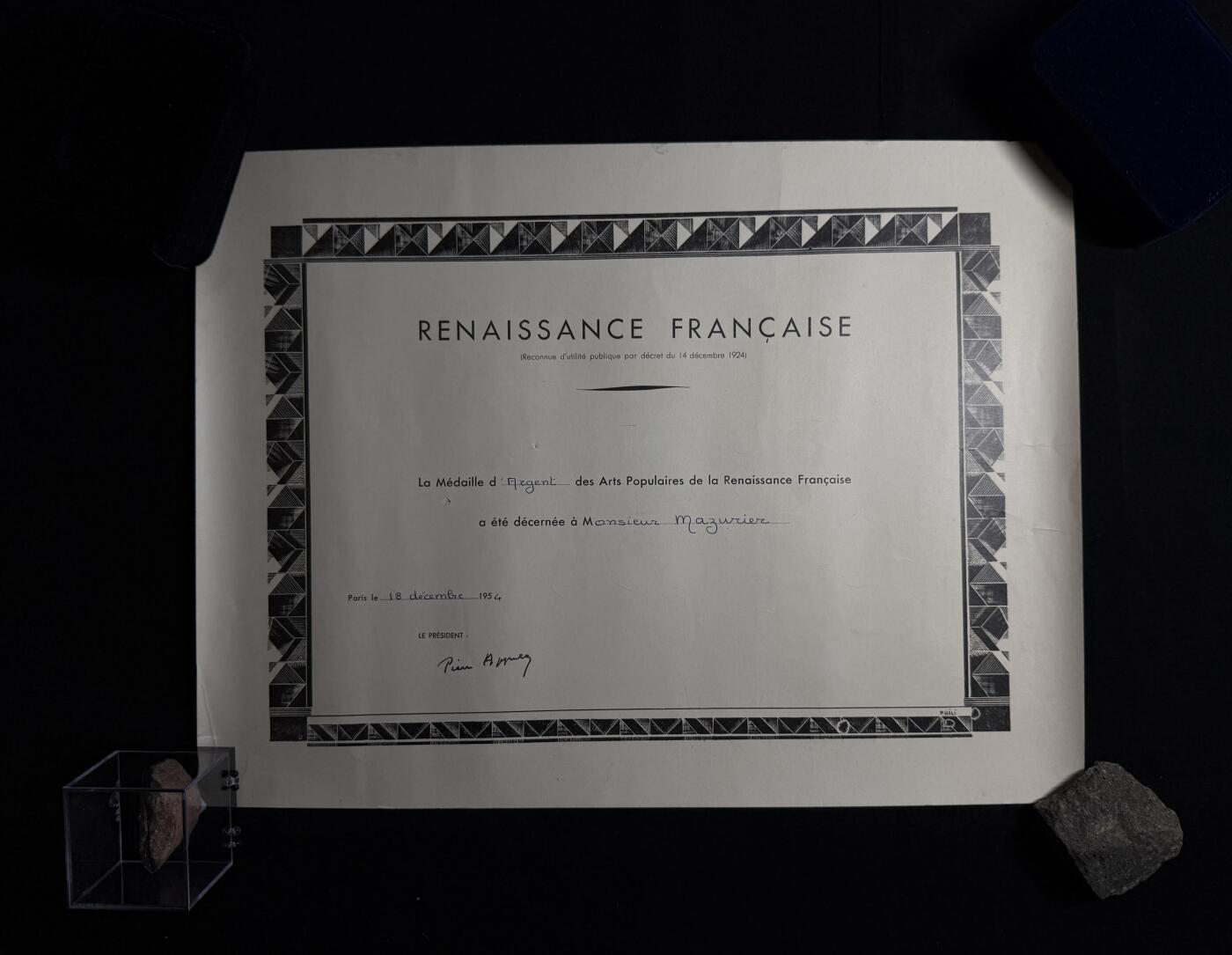 欢庆元旦！戎马世界章牌大赏第109期元旦大拍 法国文艺复兴协会民间艺术金质奖章证书，1954年授予Lucien Mayriller