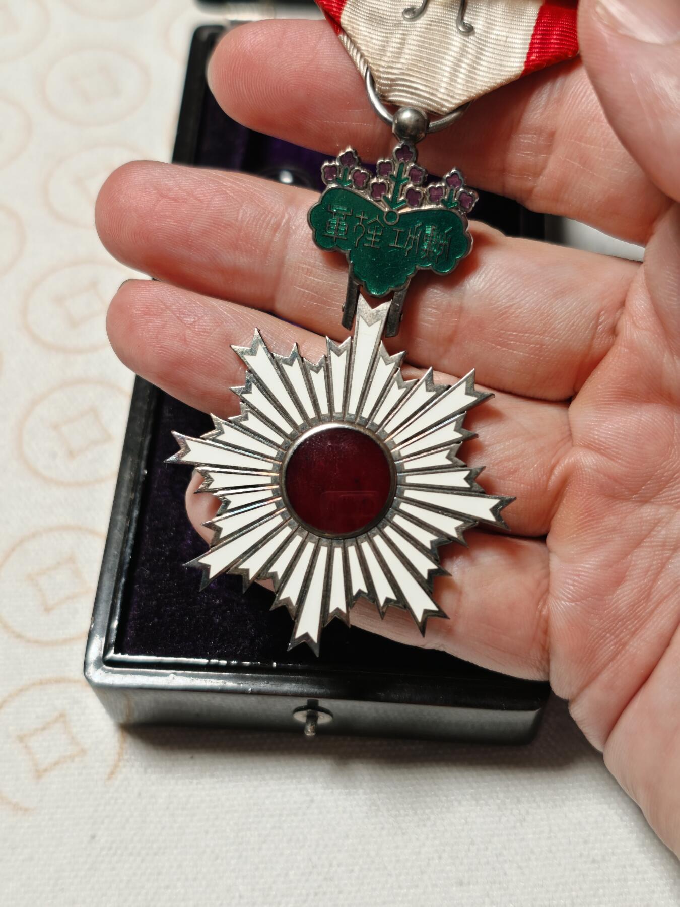 抚柳草堂-第二期章牌钱币 奖章勋章限时免佣 满百包邮 放漏专场 勋六等单光旭日章 银质36.9g七宝烧工艺 原盒带杯绶 品相很好推荐