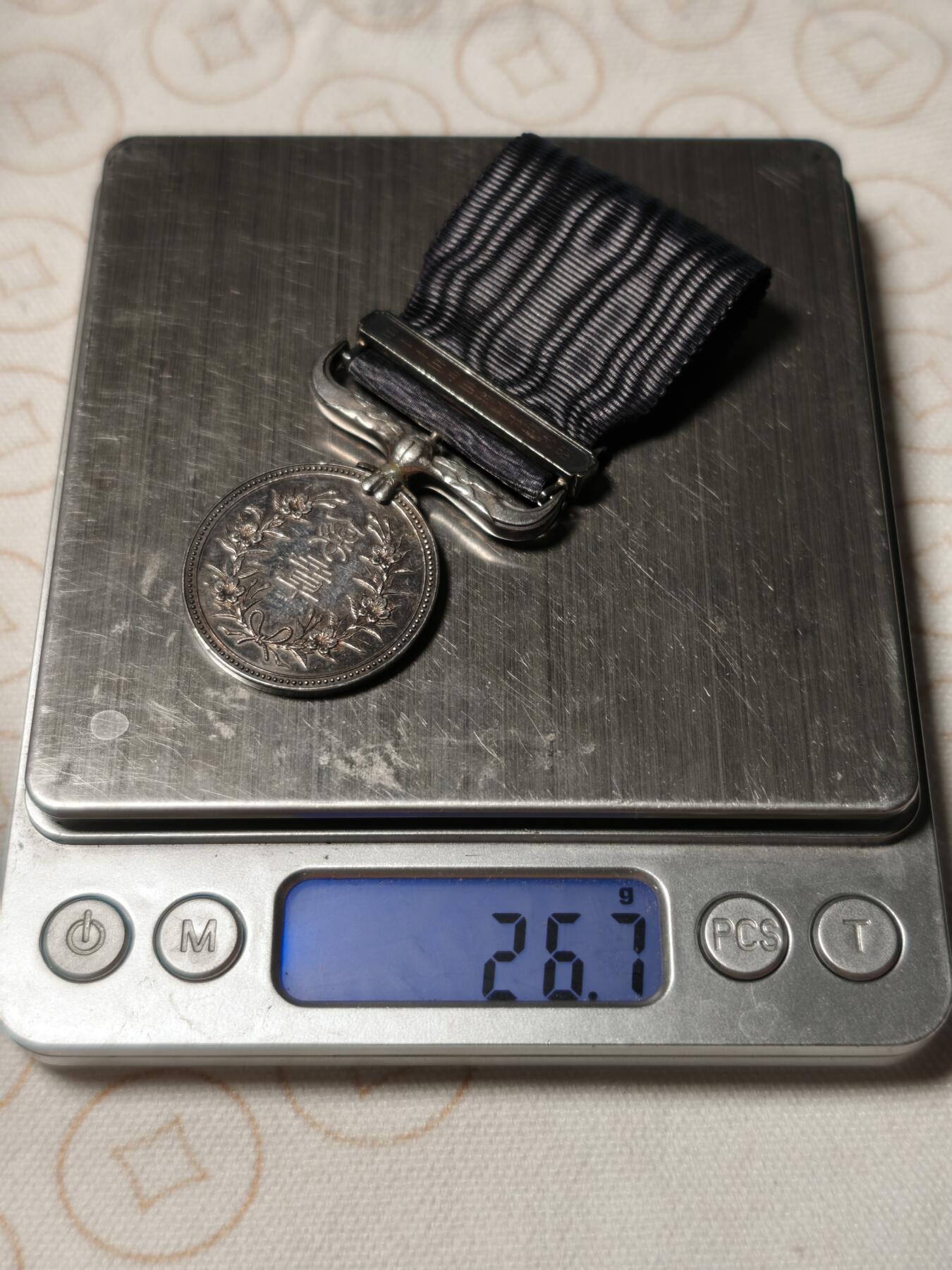 抚柳草堂-第二期章牌钱币 奖章勋章限时免佣 满百包邮 放漏专场 昭和五十四年褒章 银质原盒带蝴蝶结插针重26.7g 请注意挂环处有修复