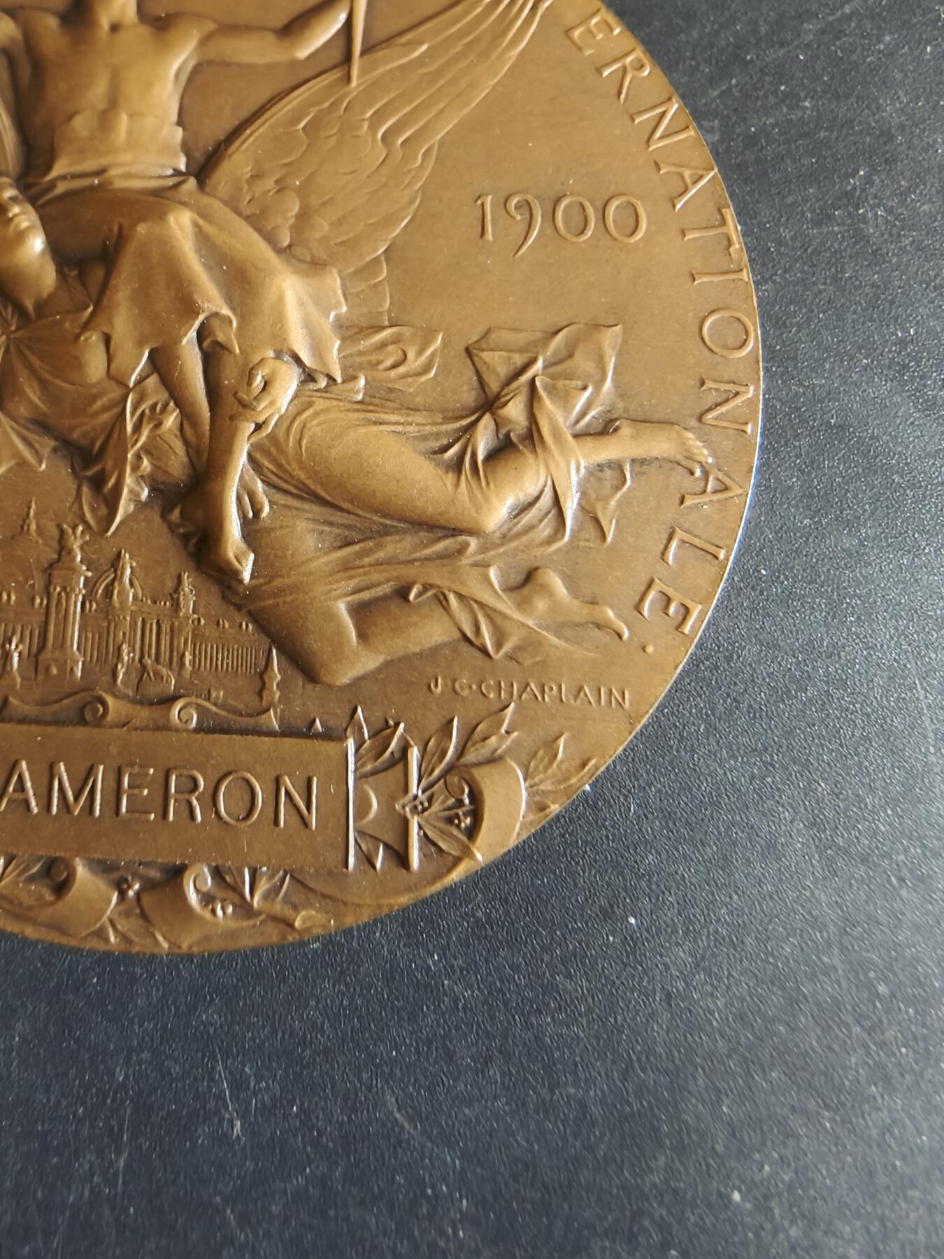 老王徽章第170期 法国1900巴黎世博会大铜章     大师夏普兰作品     直径64mm    重量99g