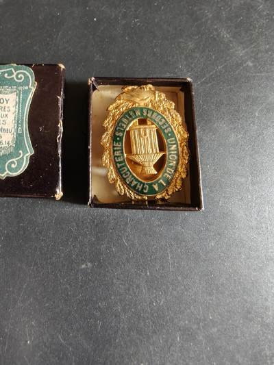 老王徽章第170期 - 法国肉制品互助会证章    铜质镀金珐琅    原盒