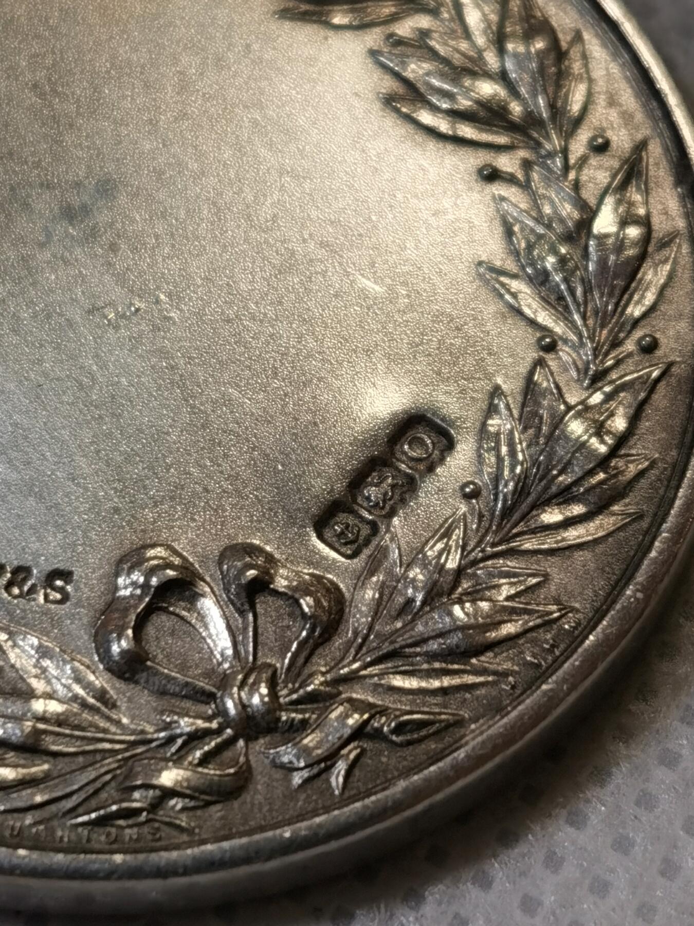 甄臻铺-世界币章拍卖（第44期）精品场拍品征集中，送拍享返佣金等优惠多多 1913年(按银标)英国Home Gardening Award of Merit园艺银质奖章，直径35.1毫米，重20.3克。正面刻有“HOME GARDENING AWARD OF MERIT”字样及花卉图案，背面环绕橄榄枝和蝴蝶结。细节见图