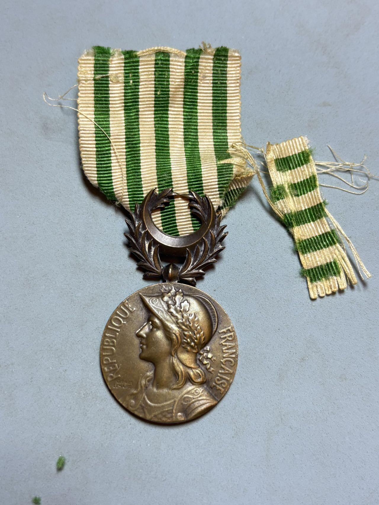 盛世勋华——号角文化勋章邮票专场拍卖第294期 法国1915年达达尼尔战役奖章（加里波第登陆作战）少见的一战奖章 带巴黎造币局厂标 官发原厂原绶带，法国战役章最少见的品种之一，别拿后造，补发来比