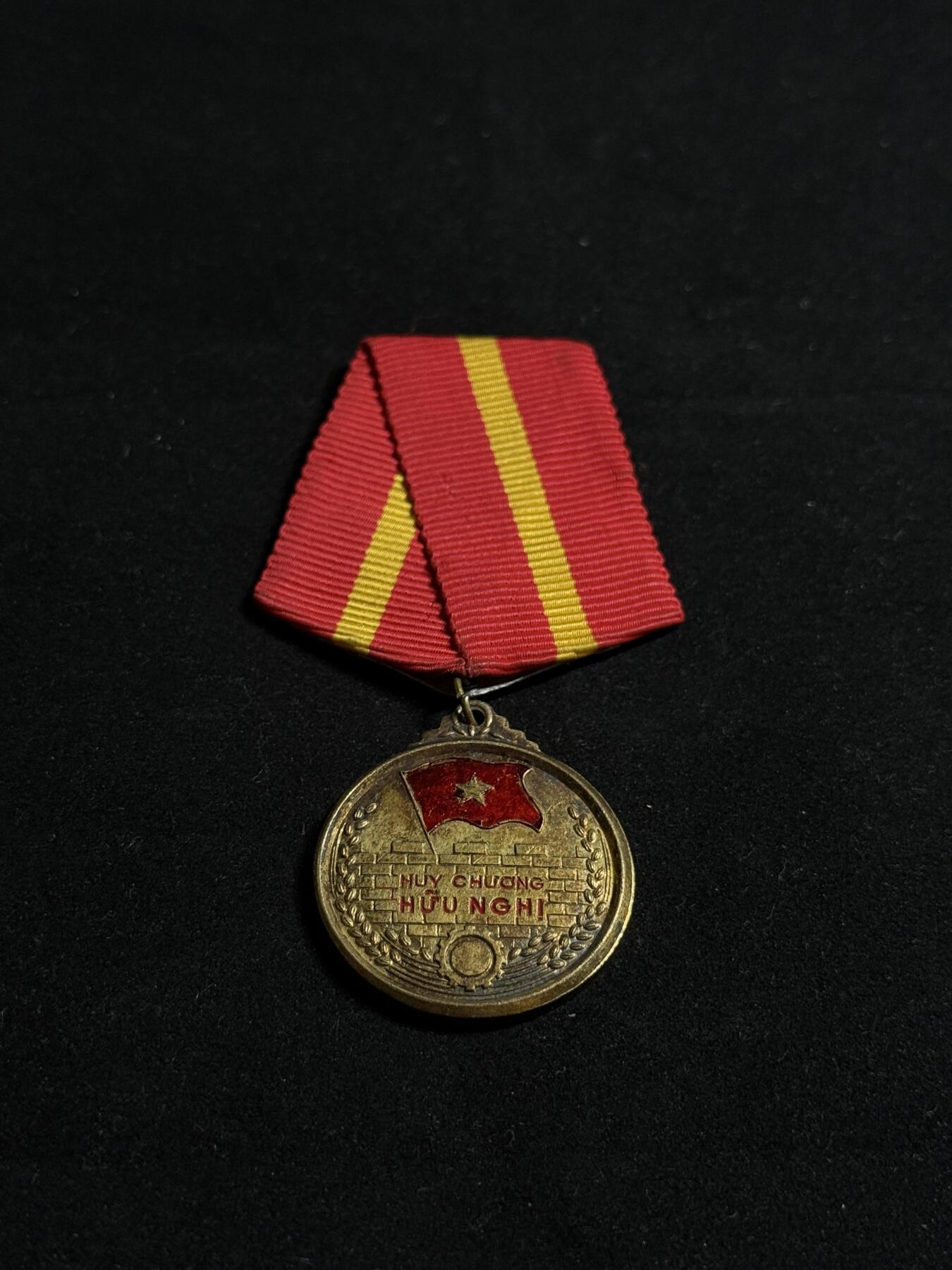 欢庆元旦！戎马世界章牌大赏第109期元旦大拍 越南友谊奖章，早期版本