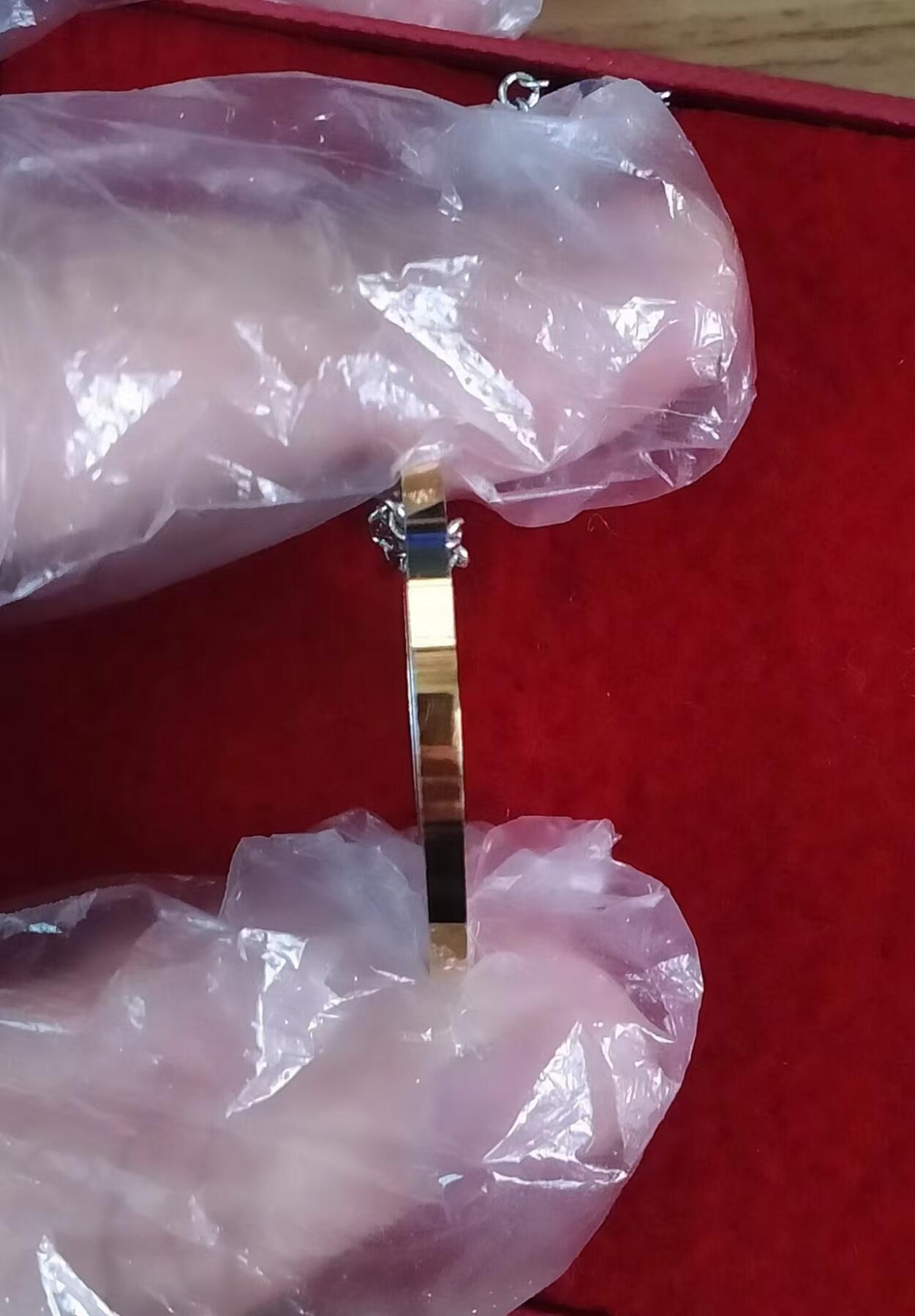 ❤️【币观天下】❤️ 第335期钱币拍卖- 2025.12.19周五晚上6点半场-长期征集拍品 喀麦隆2018,圣诞快乐-“星月天使”,金边币边、双圆孔项链吊坠、镀24K金精制银币. 配有原装项链,盒证全.