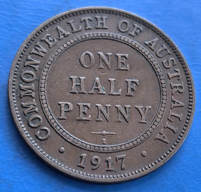 外国优质老铜币高银银币，周六九点倒数截拍，满百包邮，持续收拍 - 澳大利亚1917 年I版半便士，亮点满满：正面为英王乔治五世左侧面像，彰显殖民时代英王统治印记；背面铸澳大利亚联邦及 年份，且有加尔各答造币厂的 “I” 标记 。它由印度加尔各答造币厂代铸，见证一战时澳币铸造的特殊历史，材质、工艺及独特铭文，对研究澳殖民货币史、英联邦货币关联意义重大，是历史与收藏价值兼具的老币 。