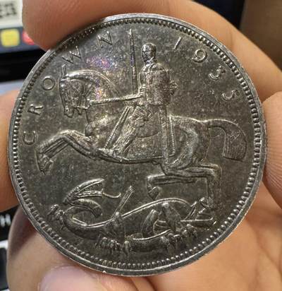 甄臻铺-世界币章拍卖（第44期）精品场拍品征集中，送拍享返佣金等优惠多多 UNC品相英国1935年木马剑银币，五彩包浆，经典乔治五世品种，状态很好，细节见图