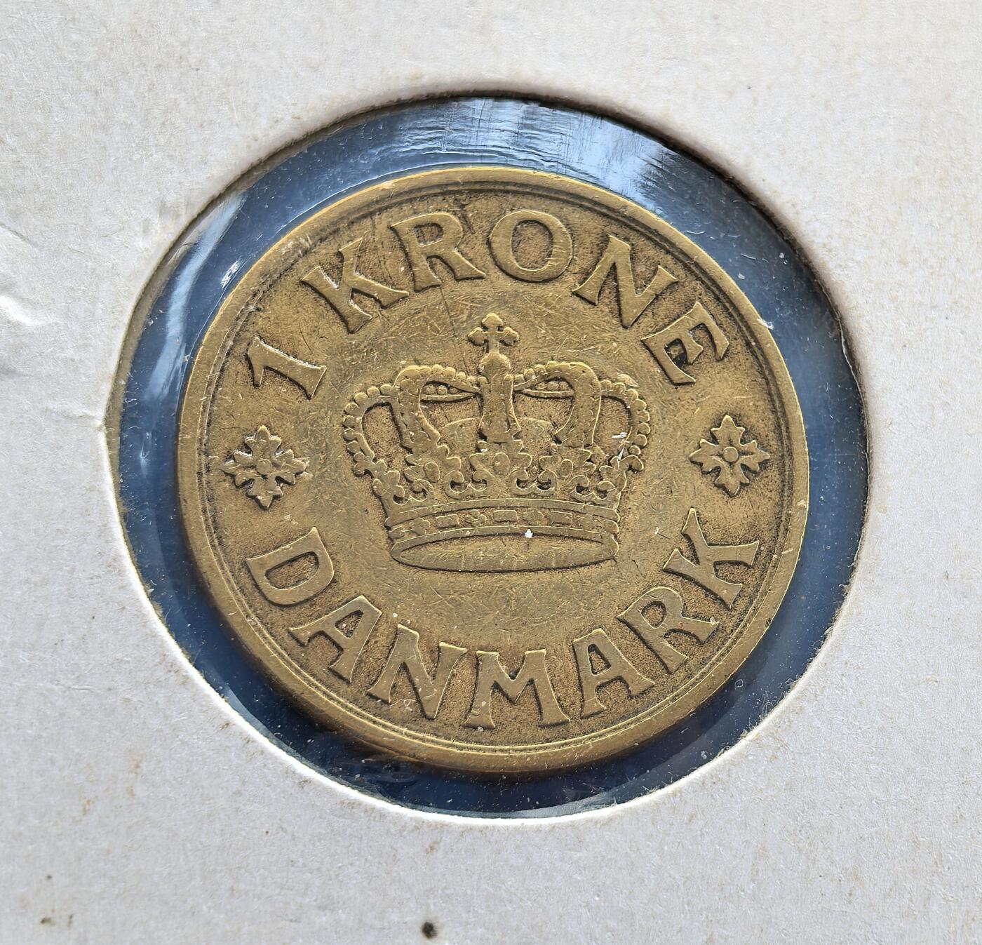 外国优质老铜币高银银币，周六九点倒数截拍，满百包邮，持续收拍 丹麦 1929 年克里斯蒂安十世1克朗，币面文字清晰、皇冠浮雕立体，包浆自然温润，历经近百年流通与岁月损耗，好品存世量逐步减少，是丹麦早期克朗系列的关键收藏标的。