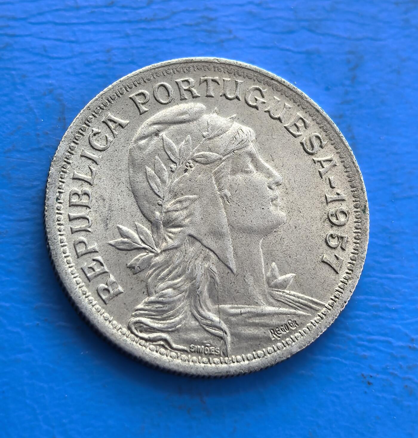 外国优质老铜币高银银币，周六九点倒数截拍，满百包邮，持续收拍 葡萄牙1957年50分，正面是头戴花环的共和象征头像，背饰葡萄牙国徽与花环，设计融合文化符号，见证葡萄牙货币历史