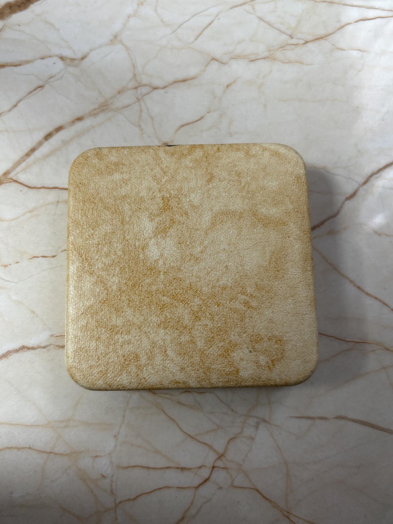 第185期拍卖 英国 1980年  女王母亲80岁生日25便士精制克朗银币原盒证书。925银 28.07克 发行量：25万枚 币有氧化，【银价374】