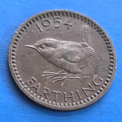 外国优质老铜币高银银币，周六九点倒数截拍，满百包邮，持续收拍 - 英国1954年法新硬币；背面是鹪鹩图案，搭配“1954 FARTHING”。它见证英国货币体系，小鸟设计独特，承载英伦文化与时代印记，是研究英国硬币史、民俗文化的实物 。